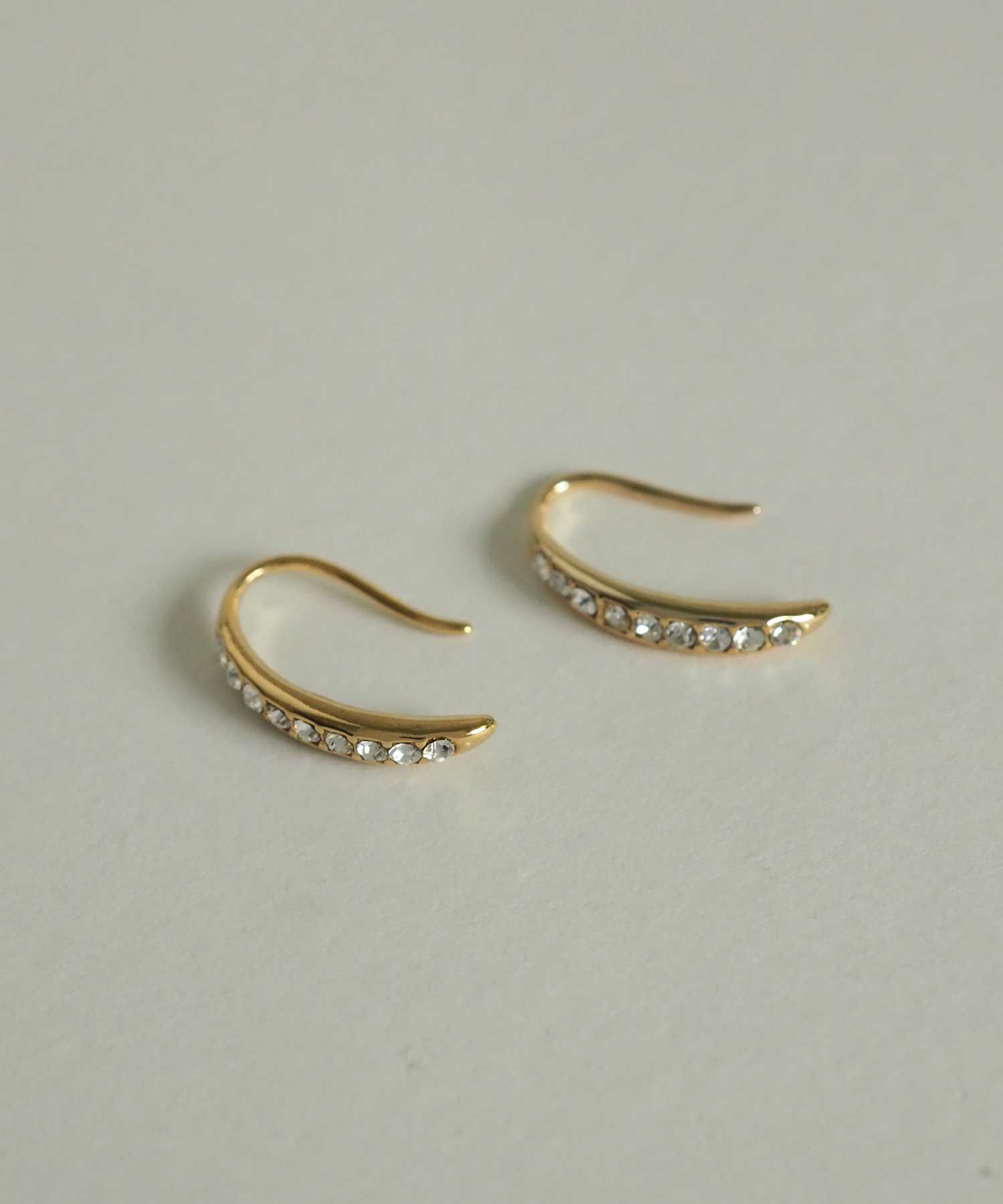 チェコストーンフックピアス
