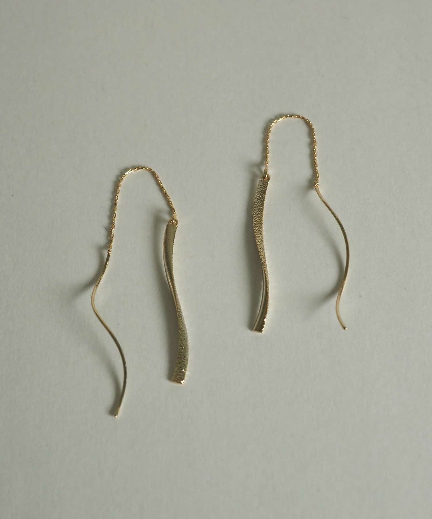 きらめきテクスチャウェーブアメリカンピアス【MUK petite charme