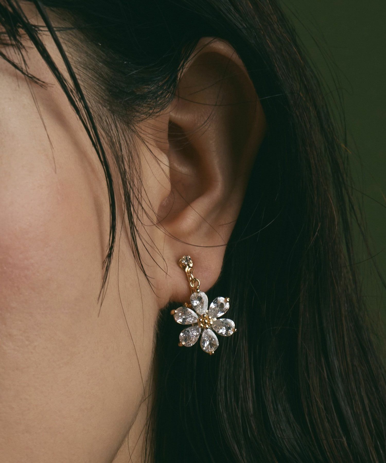 キュービックフラワースウィングチタンポストピアス【Dahlia 
