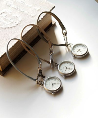 美しさに時を刻むビジューのブレスレットタイプ腕時計（アナログ