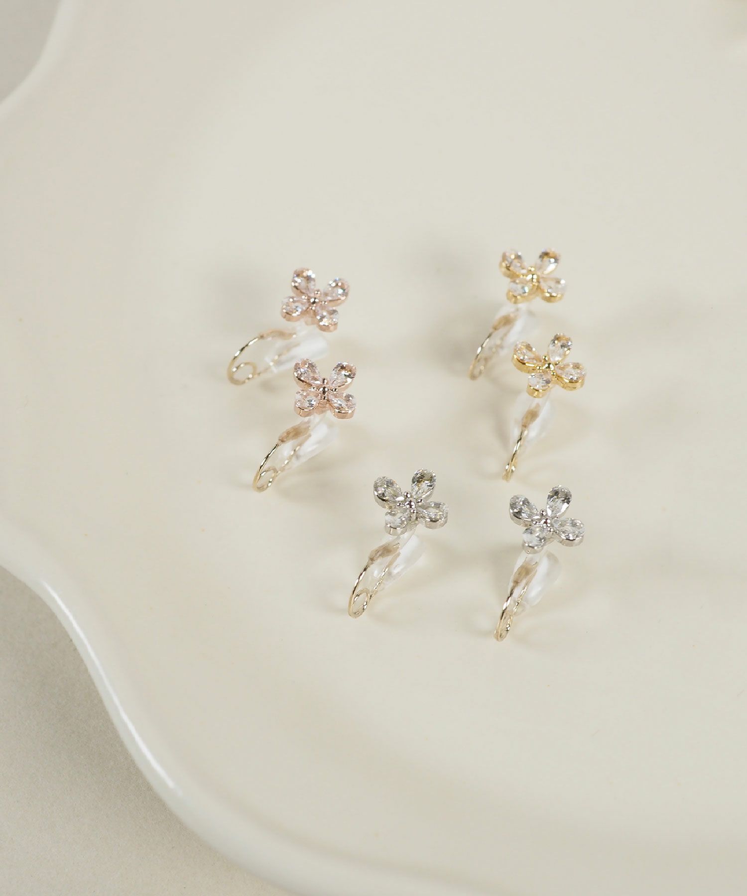 【メディア着用】【web限定】フラワーモチーフクリスタルループフィットイヤリング