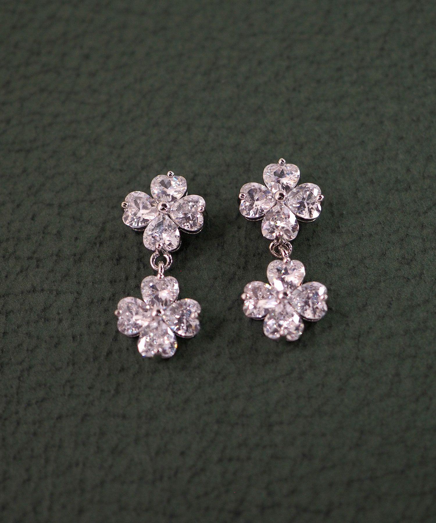 ジルコニアツインクローバーチタンポストピアス【Dahlia】 | 【公式