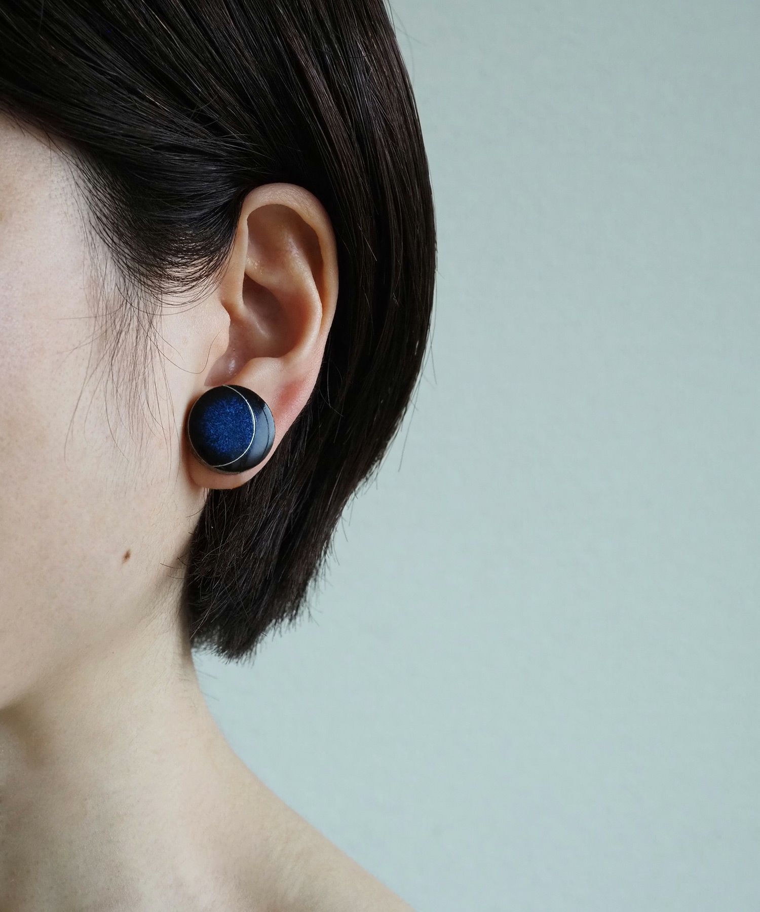 「carve」藍色美濃焼三日月チタンポストピアス【MIKELO】