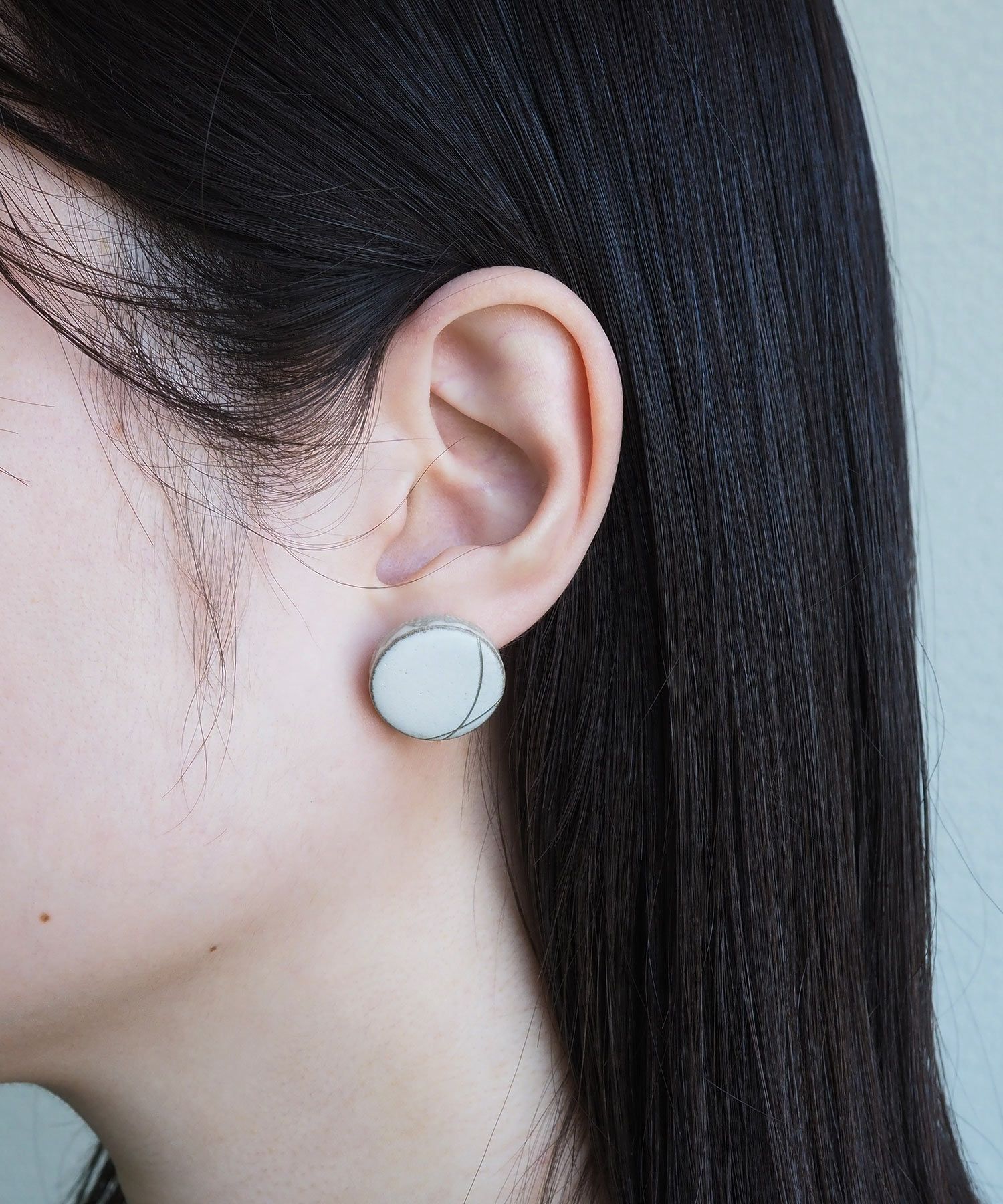 「carve」白百合美濃焼三日月チタンポストピアス【MIKELO】