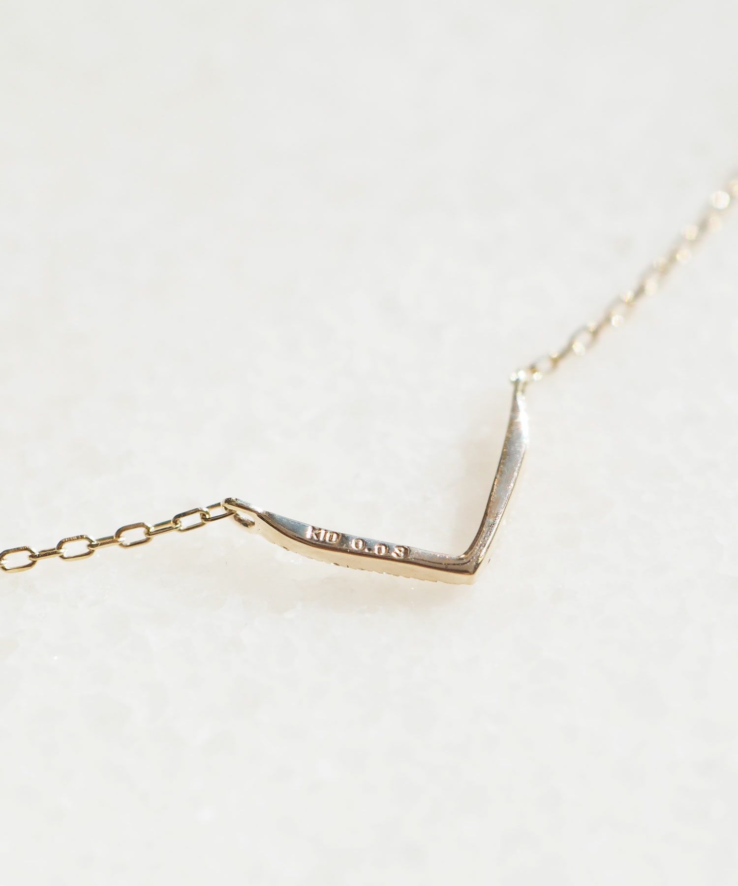 [K10]ワイドVモチーフメレダイヤモンドプチペンダント【cucia Diamond Skin Jewelry】