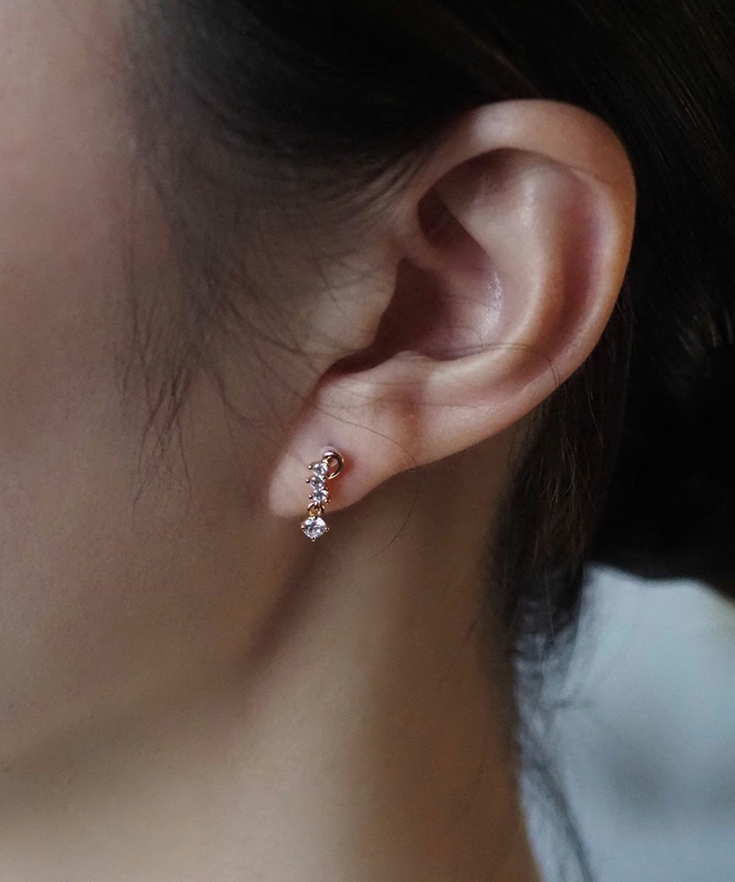 クアトロストーンピュアチタンポストピアス