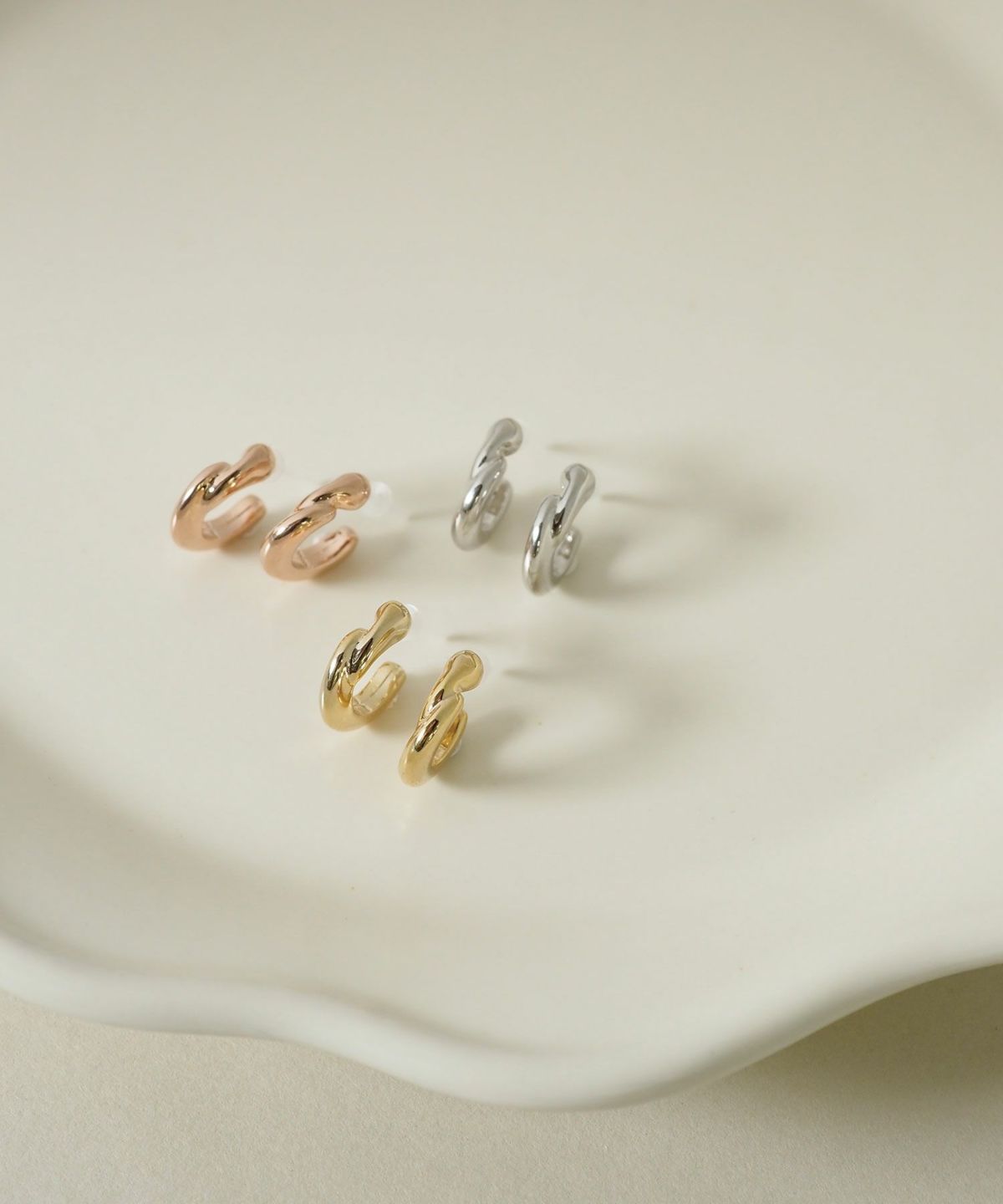 【web限定】ツイストメタルセラミックポストピアス