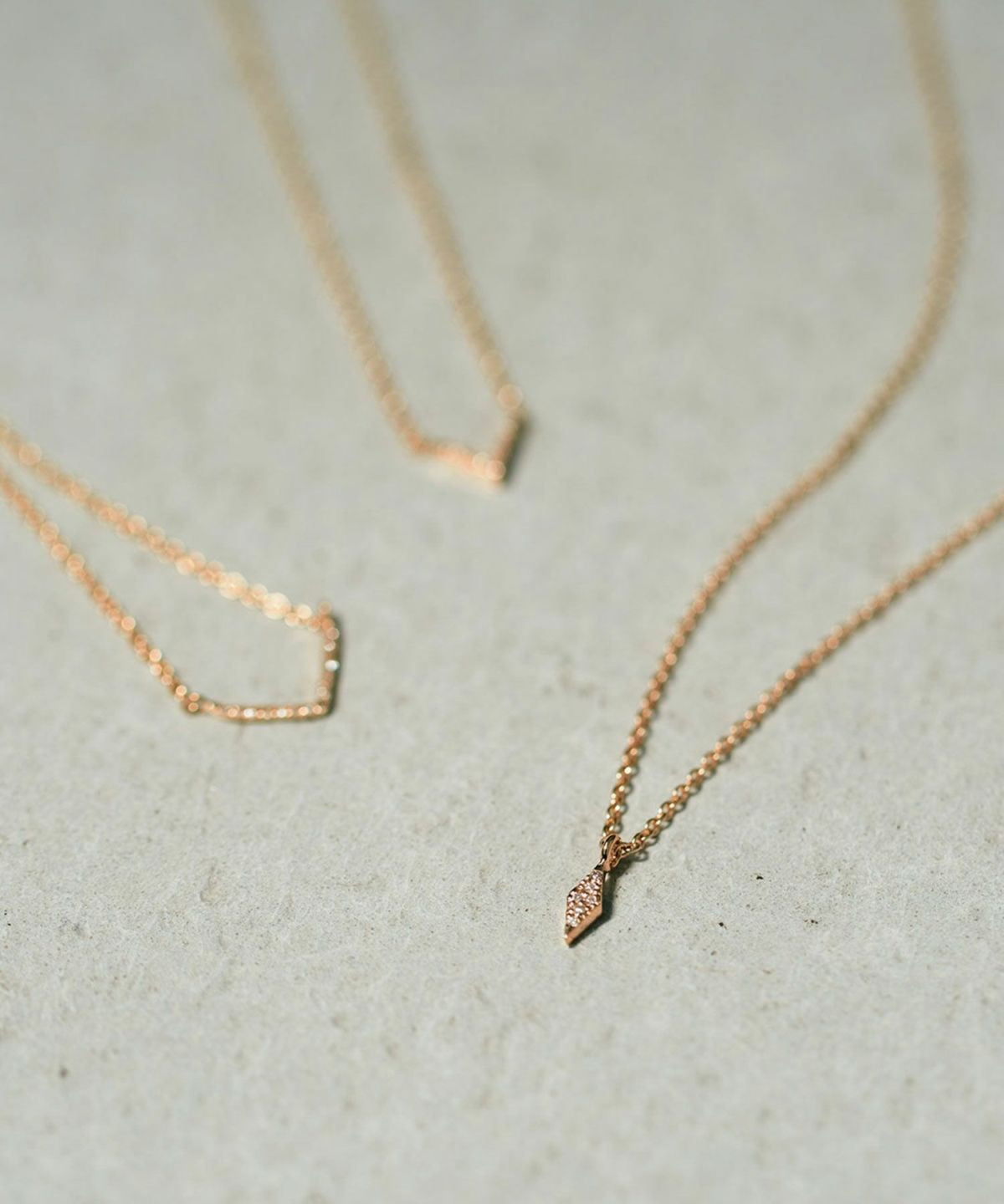 【30%off】[K10]Vモチーフメレダイヤモンドプチペンダント【cucia Diamond Skin Jewelry】