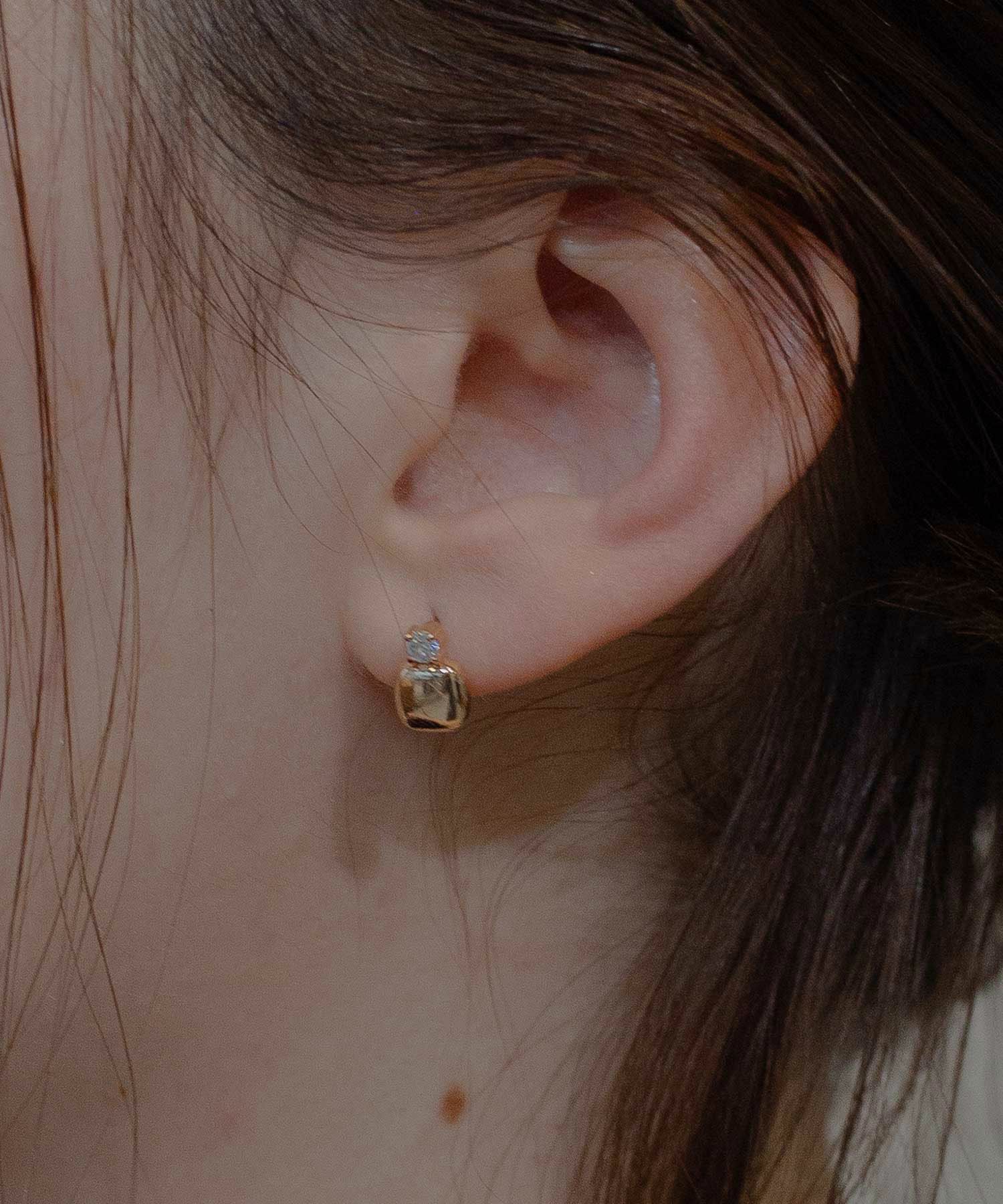 ピンクゴールドキュービックプレートチタンポストピアス