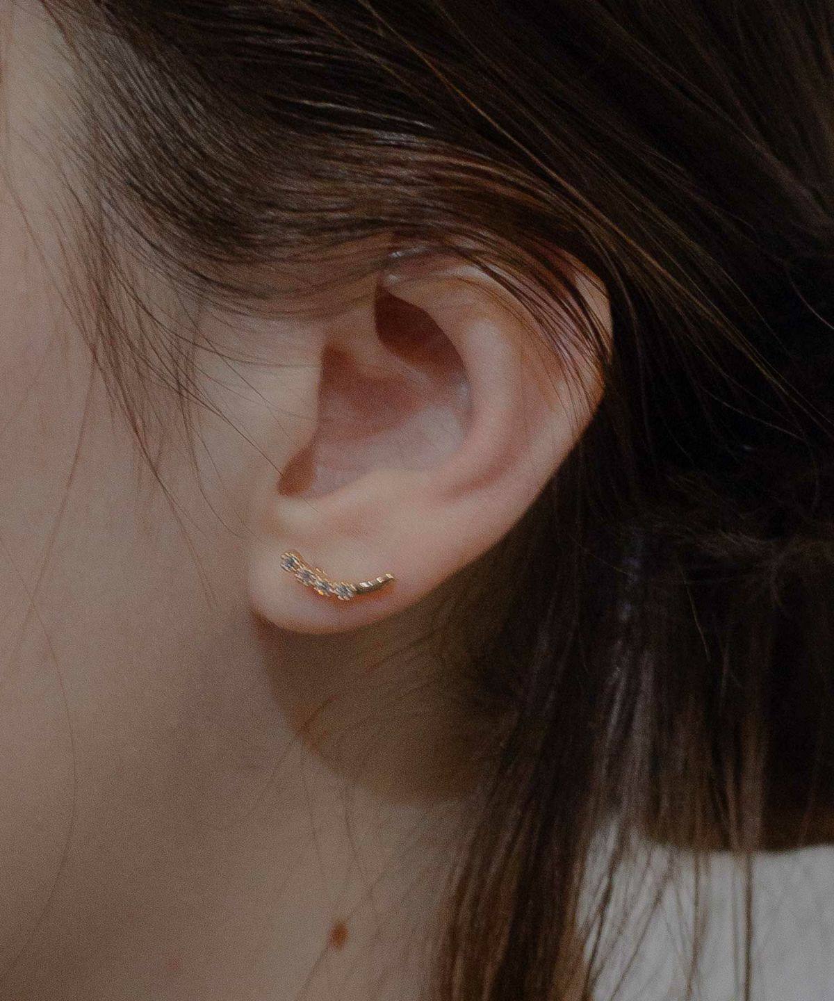 ピンクゴールドアークラインストーンチタンポストピアス