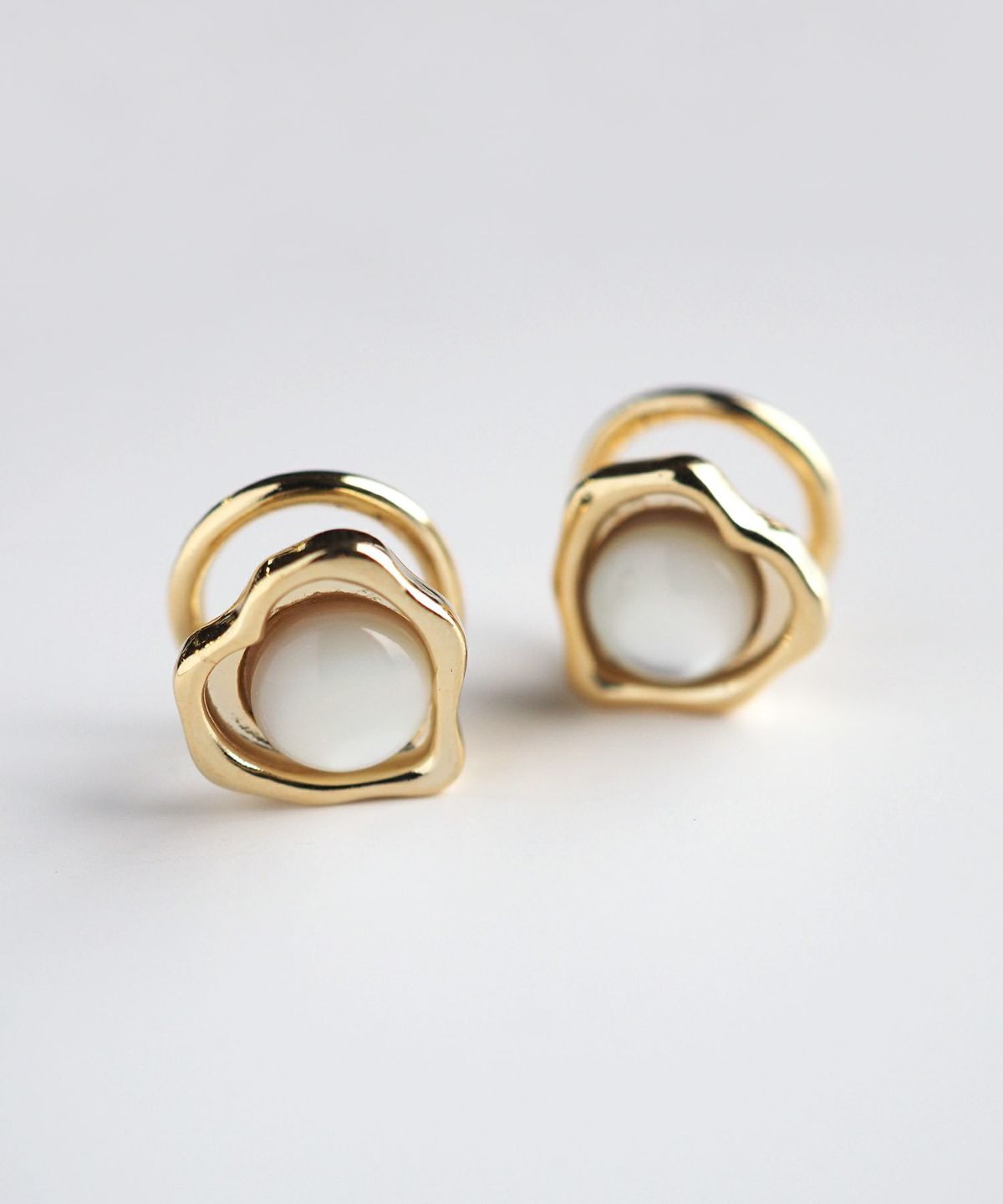 【田牧そらさん着用】ナチュラルストーンハートラウンドメタルイヤリング