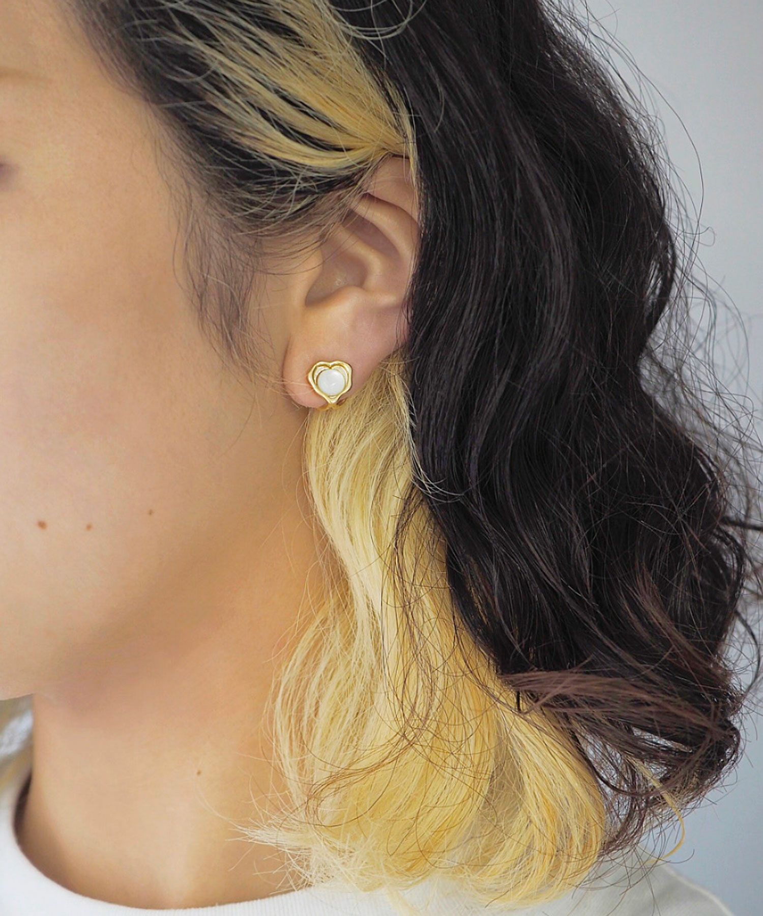 【田牧そらさん着用】ナチュラルストーンハートラウンドメタルイヤリング