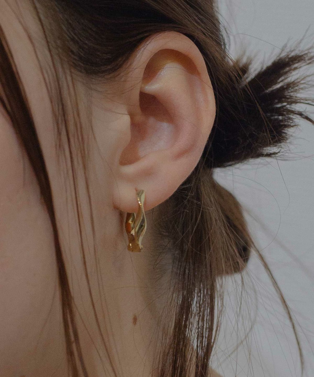 ツイストスプリングフープピアス