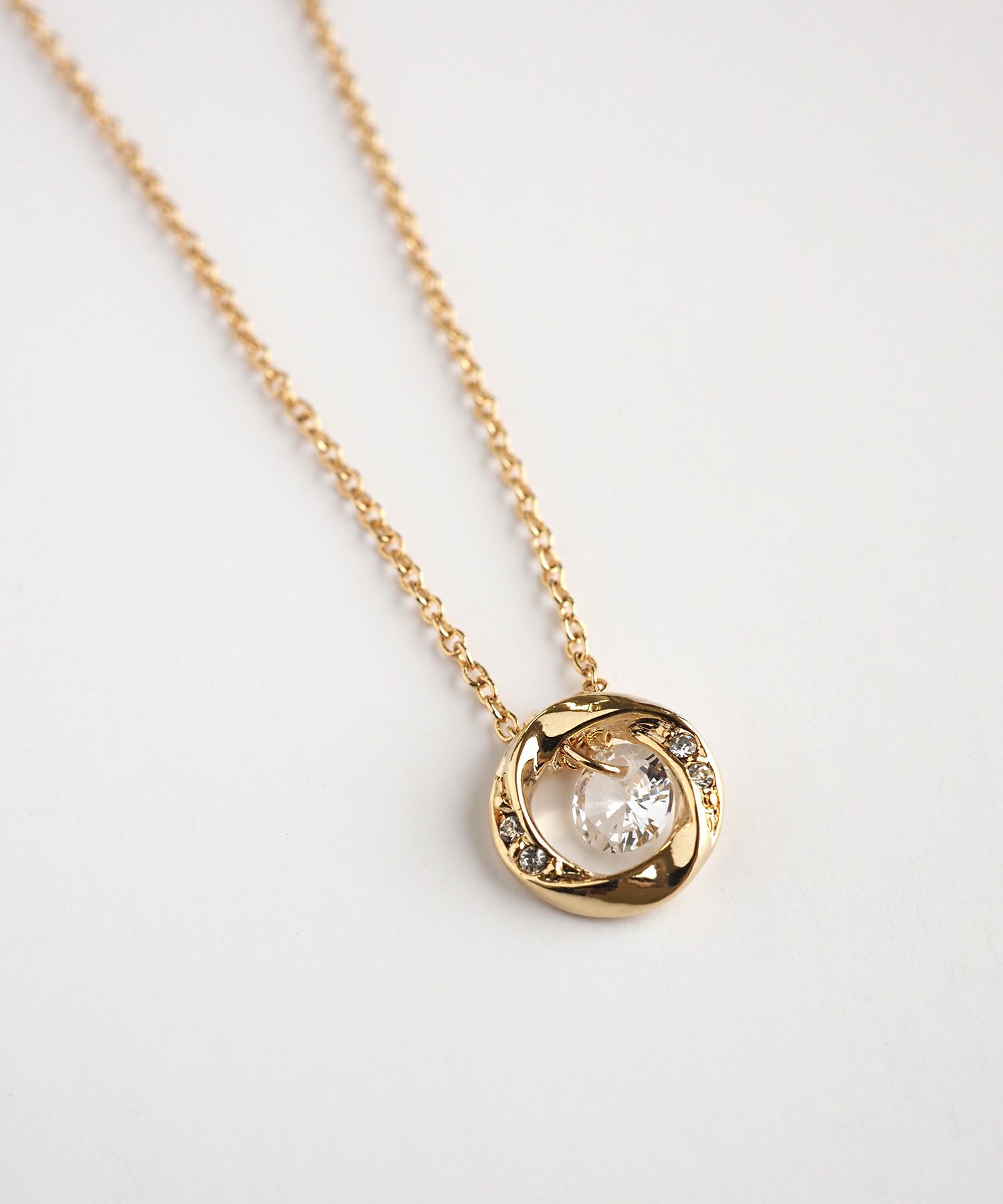 メビウスシャイニングストーンネックレス