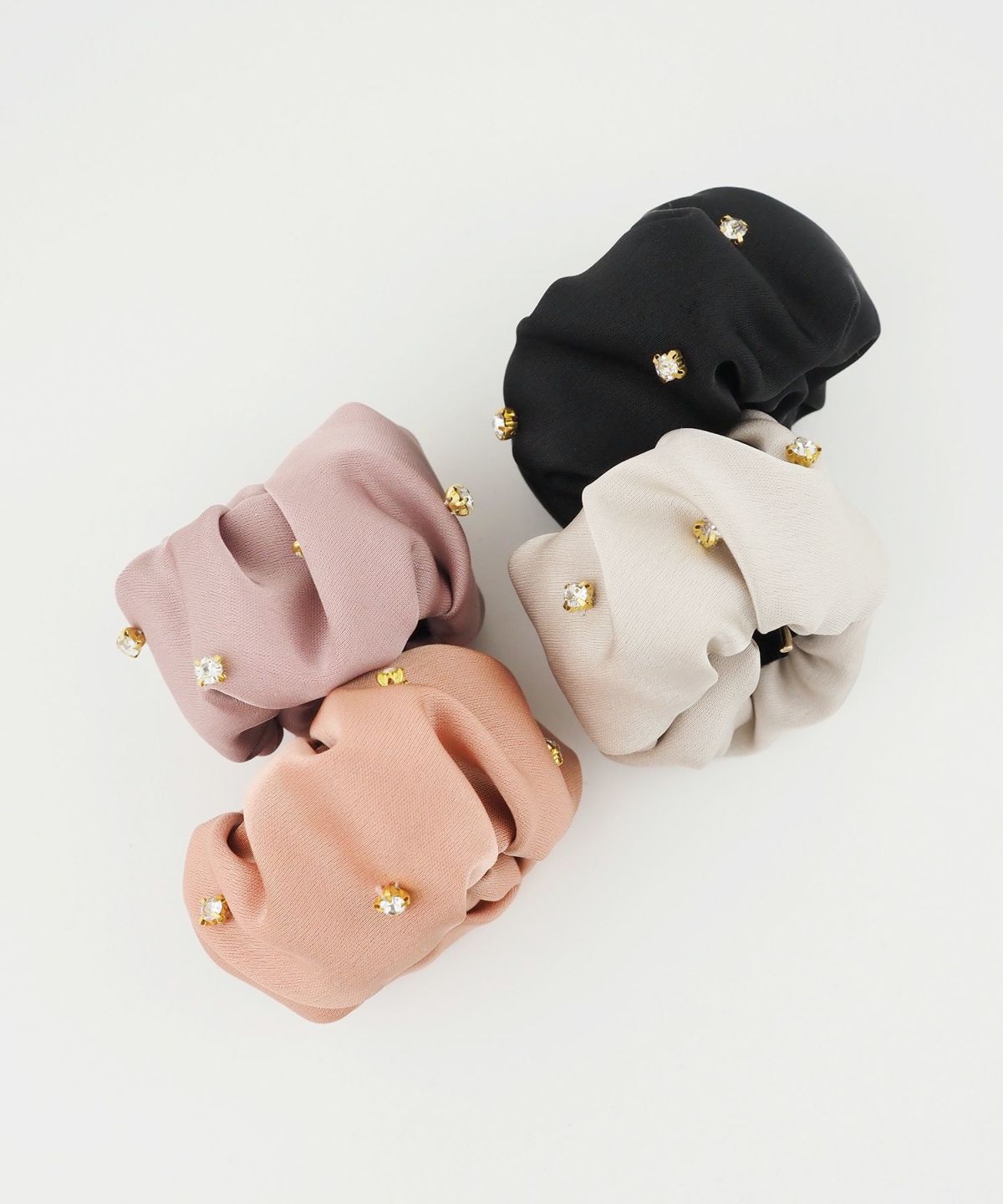 ビジューサテンフック付きシュフィー