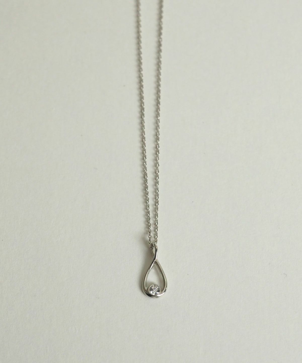 ドロップラインネックレス