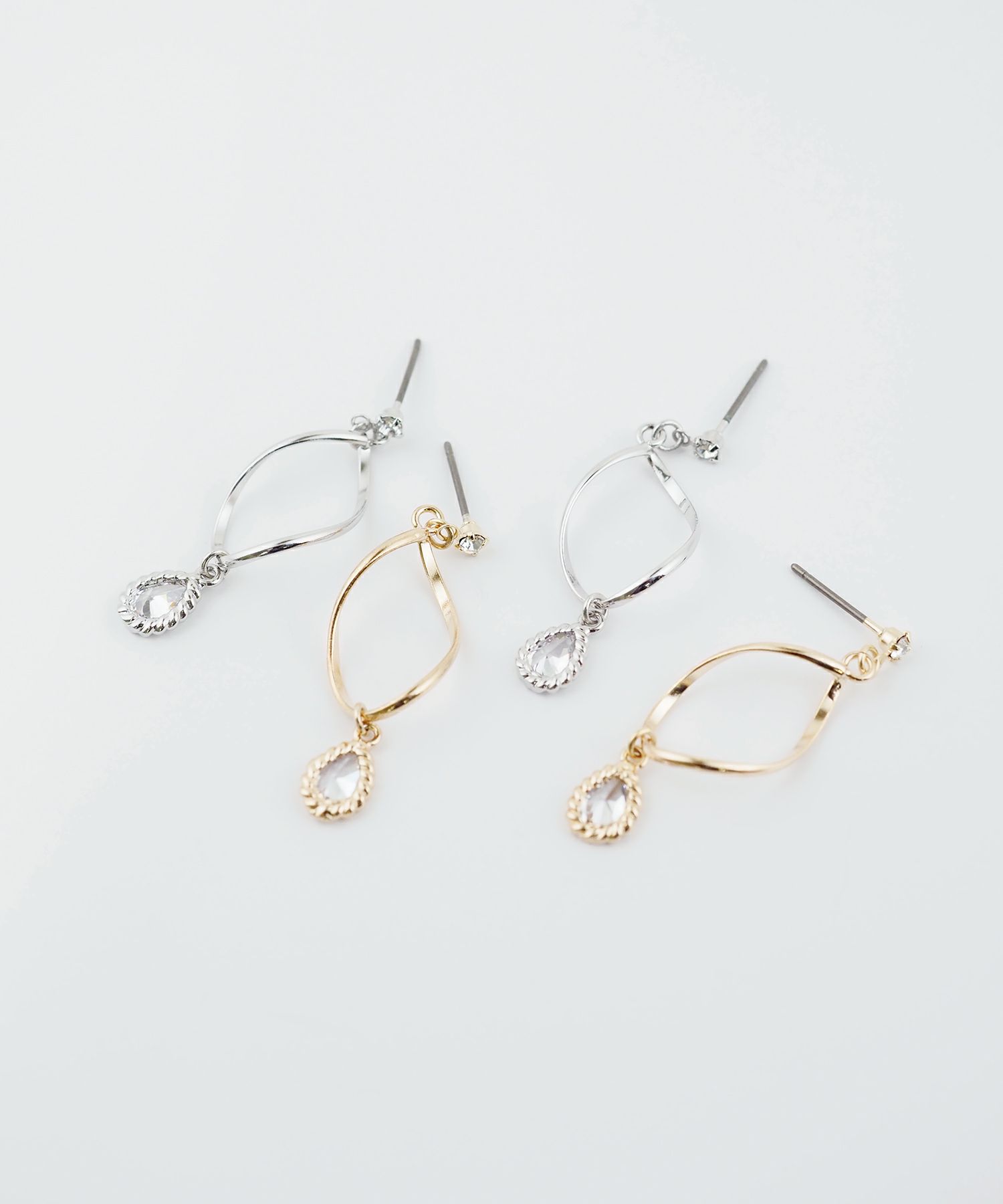 ひねりリングキュービックチタンポストピアス