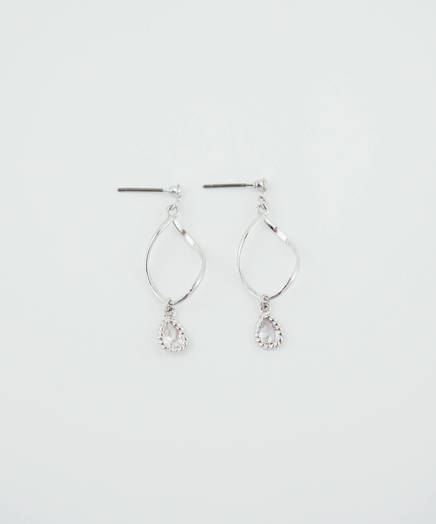 ひねりリングキュービックチタンポストピアス