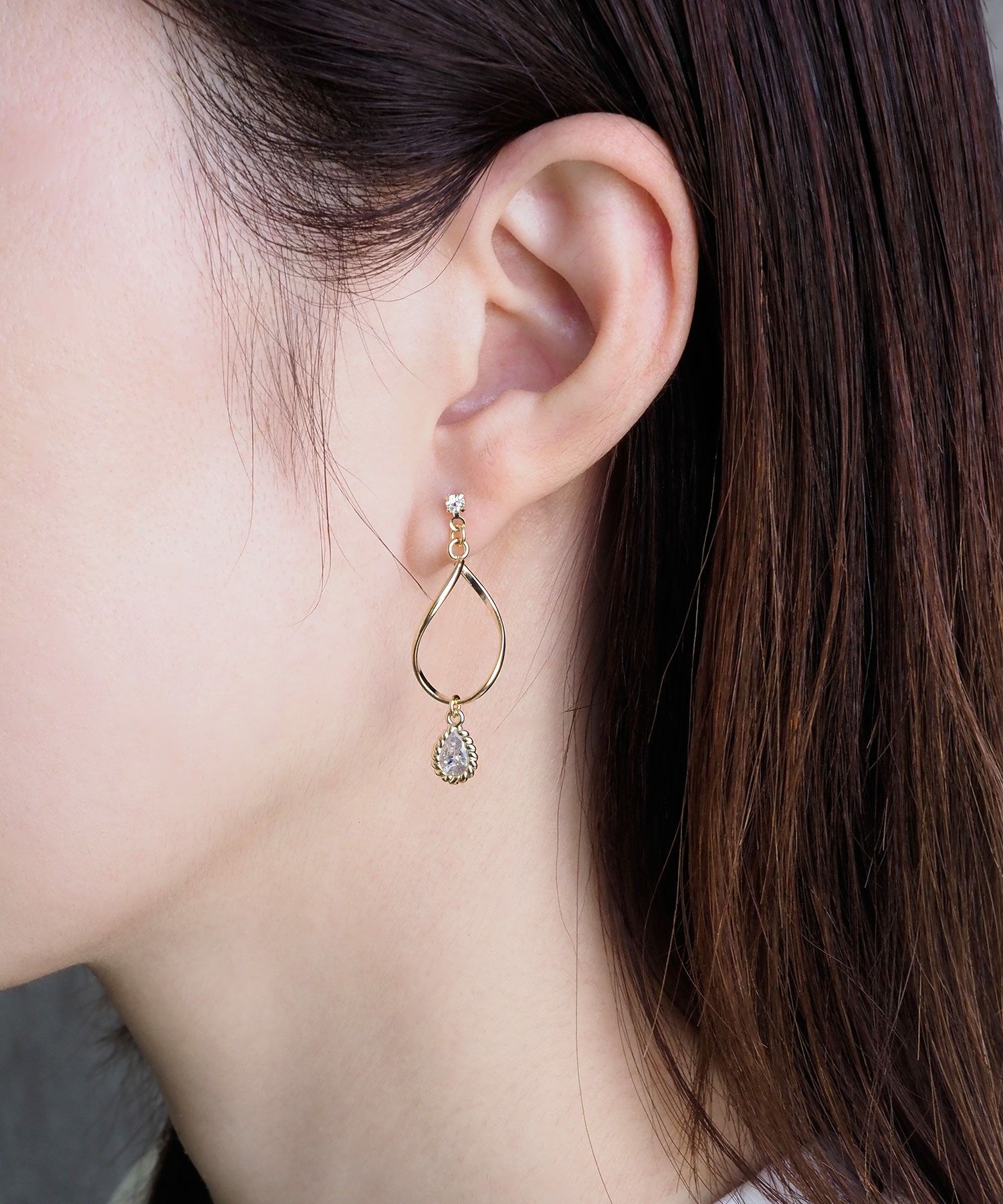 ひねりリングキュービックチタンポストピアス