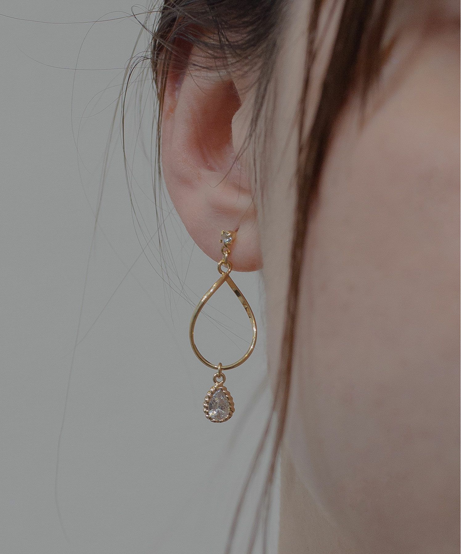 ひねりリングキュービックチタンポストピアス