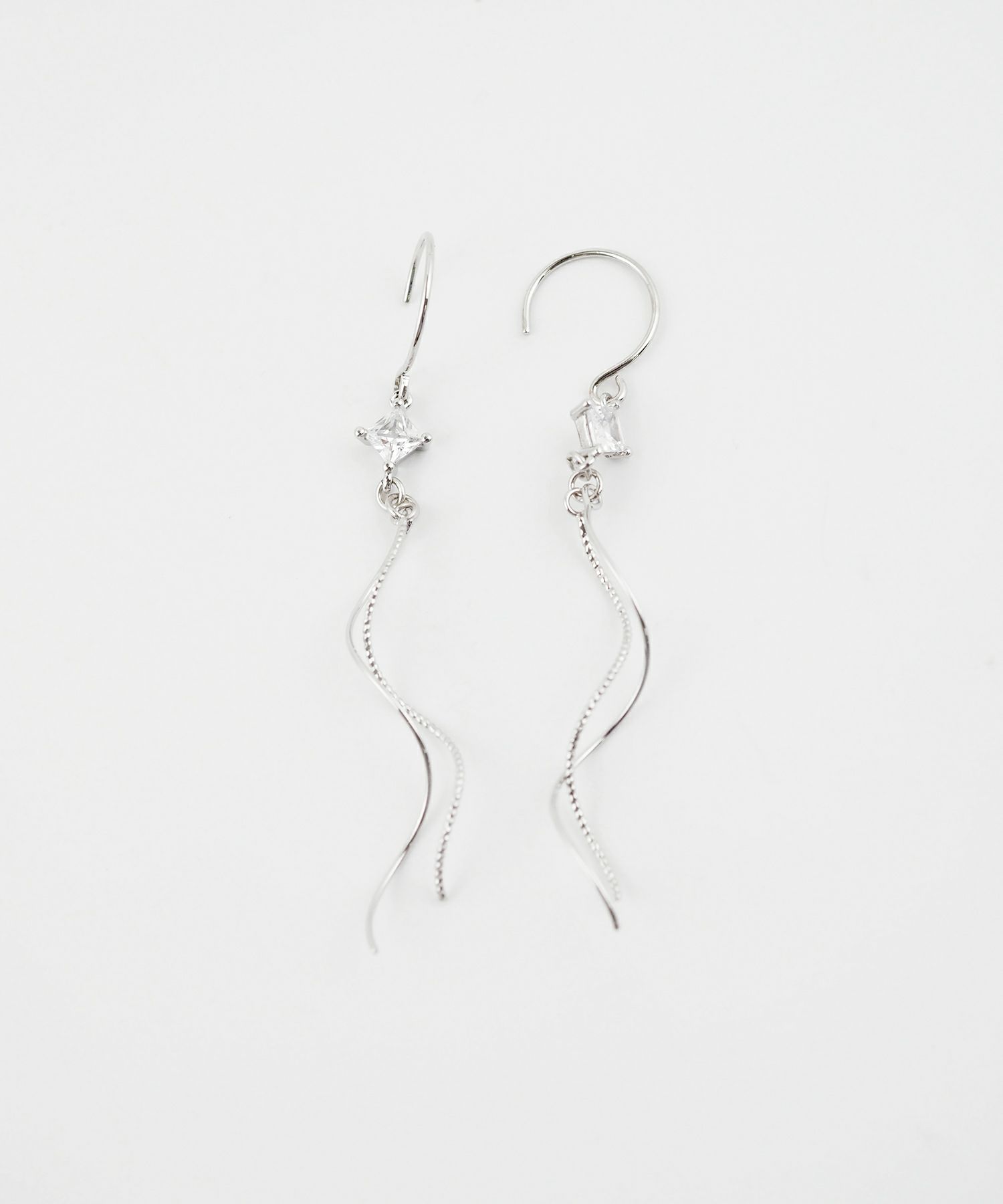 ツインウェーブキュービックピアス