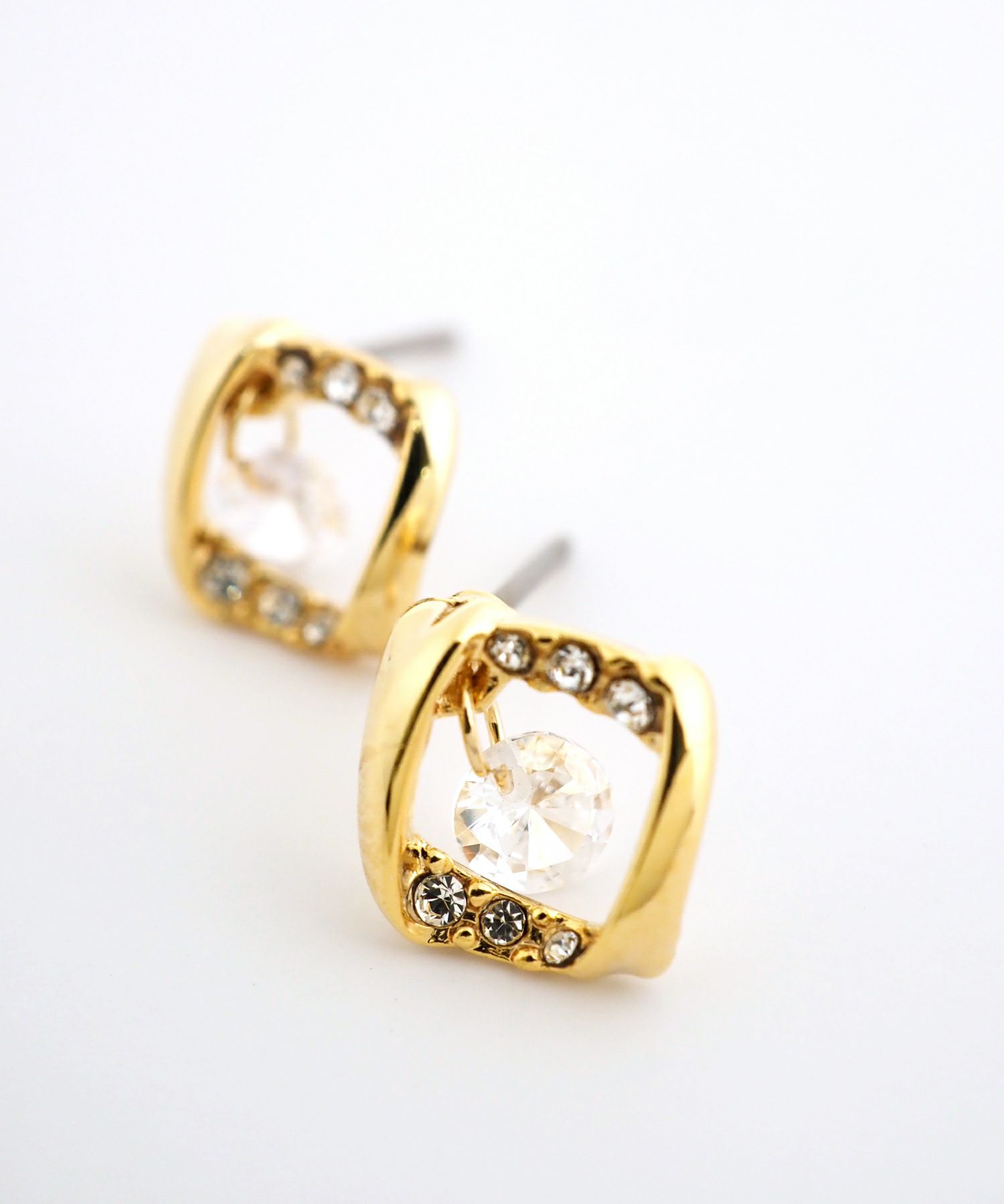 スクエアシャイニングストーンチタンポストピアス