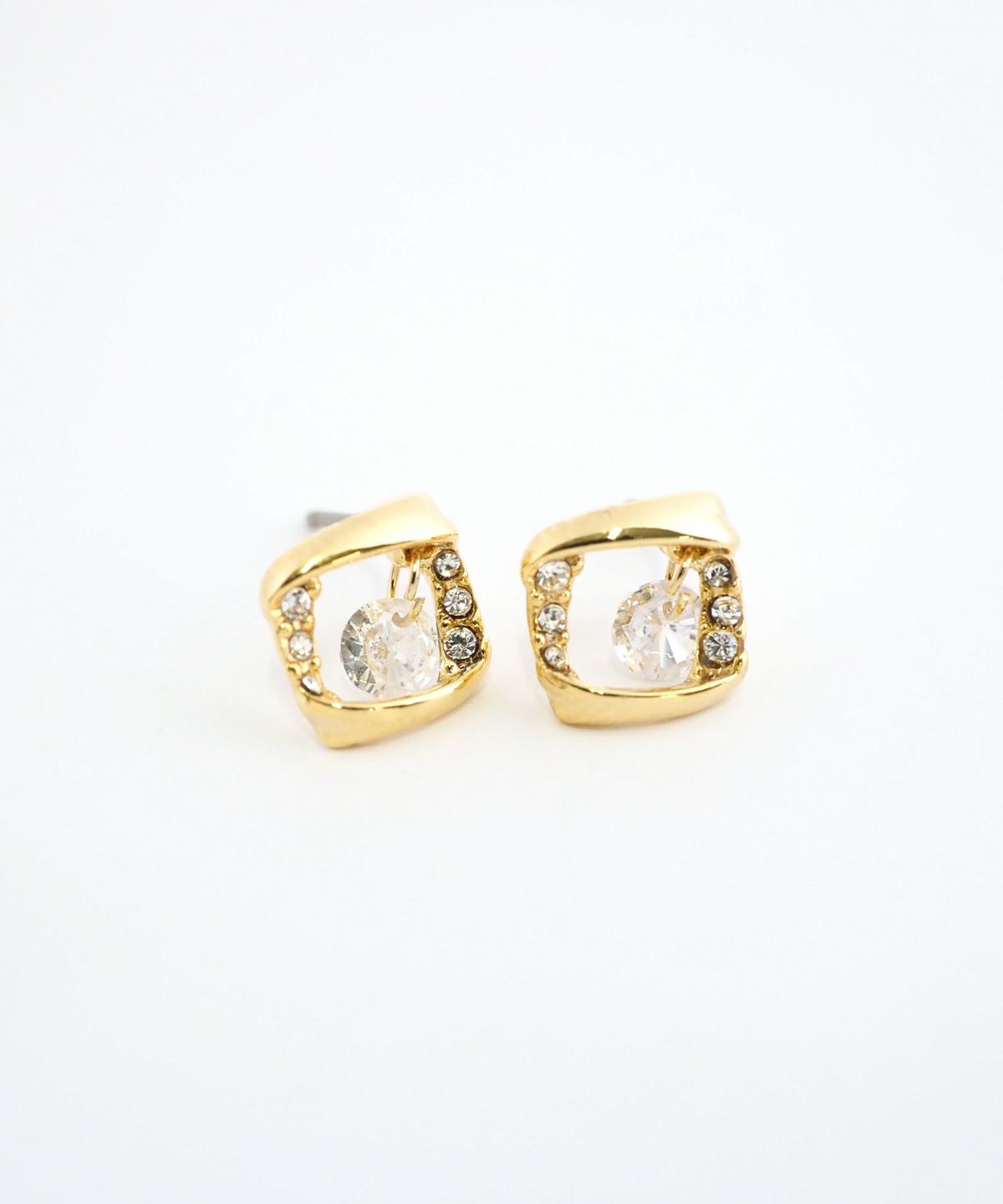 スクエアシャイニングストーンチタンポストピアス