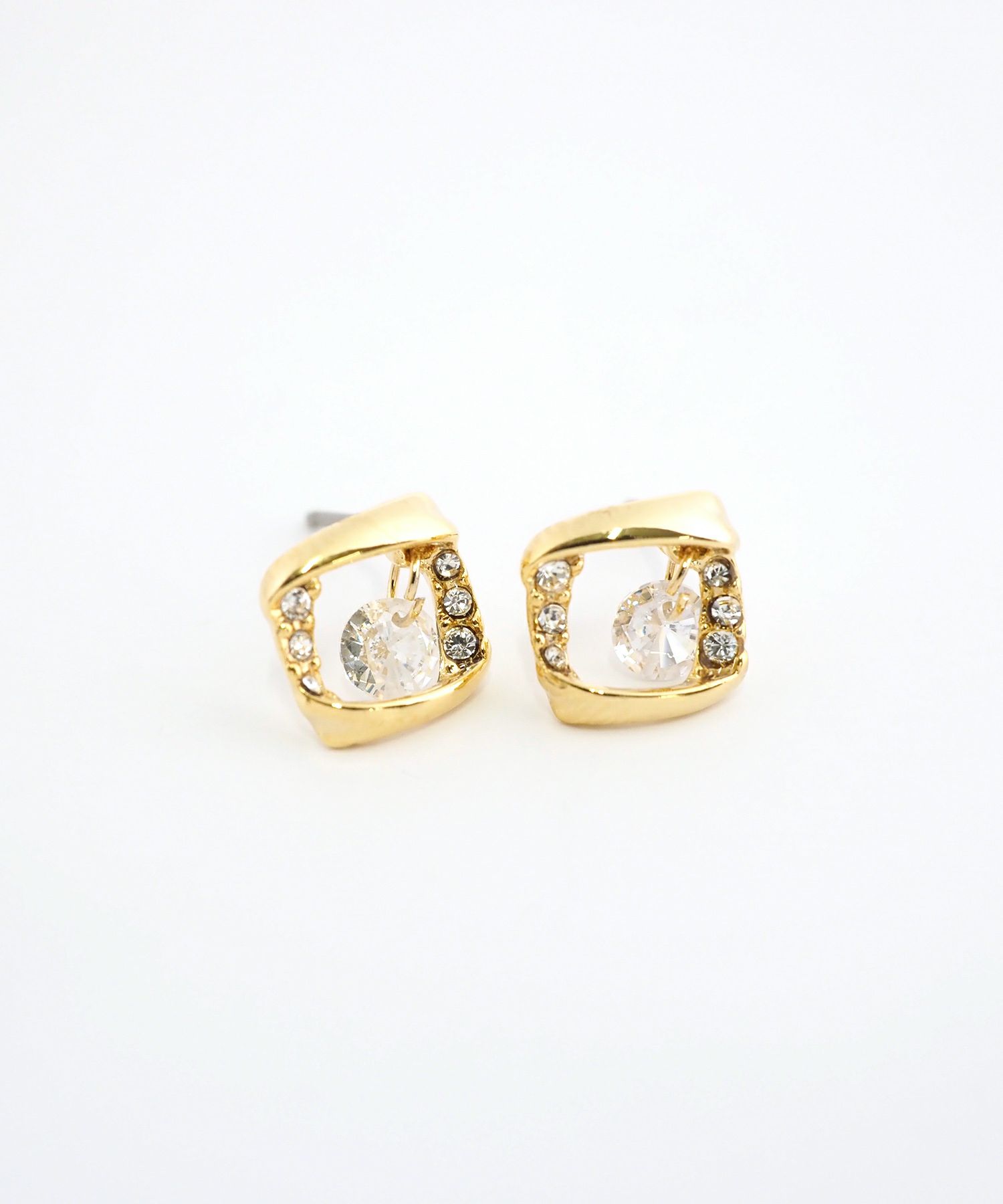 スクエアシャイニングストーンチタンポストピアス