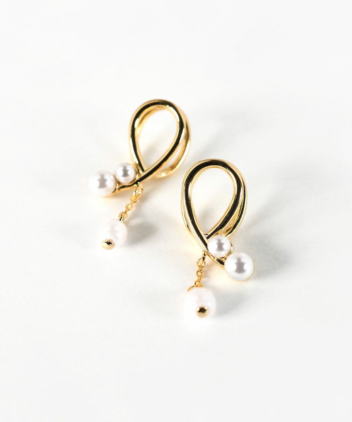 ニュアンスパールラウンドメタルイヤリング