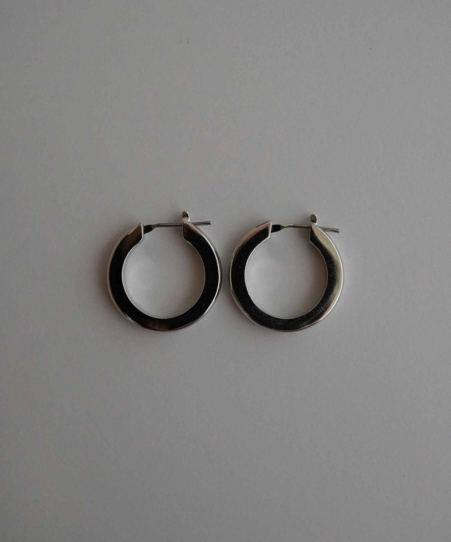 SleekスクエアシェイプフープチタンポストピアスM