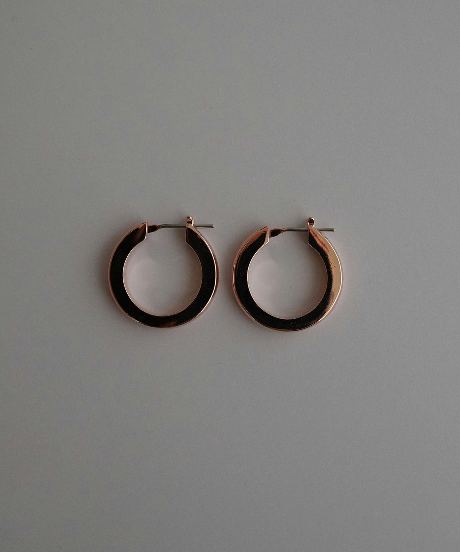 SleekスクエアシェイプフープチタンポストピアスM