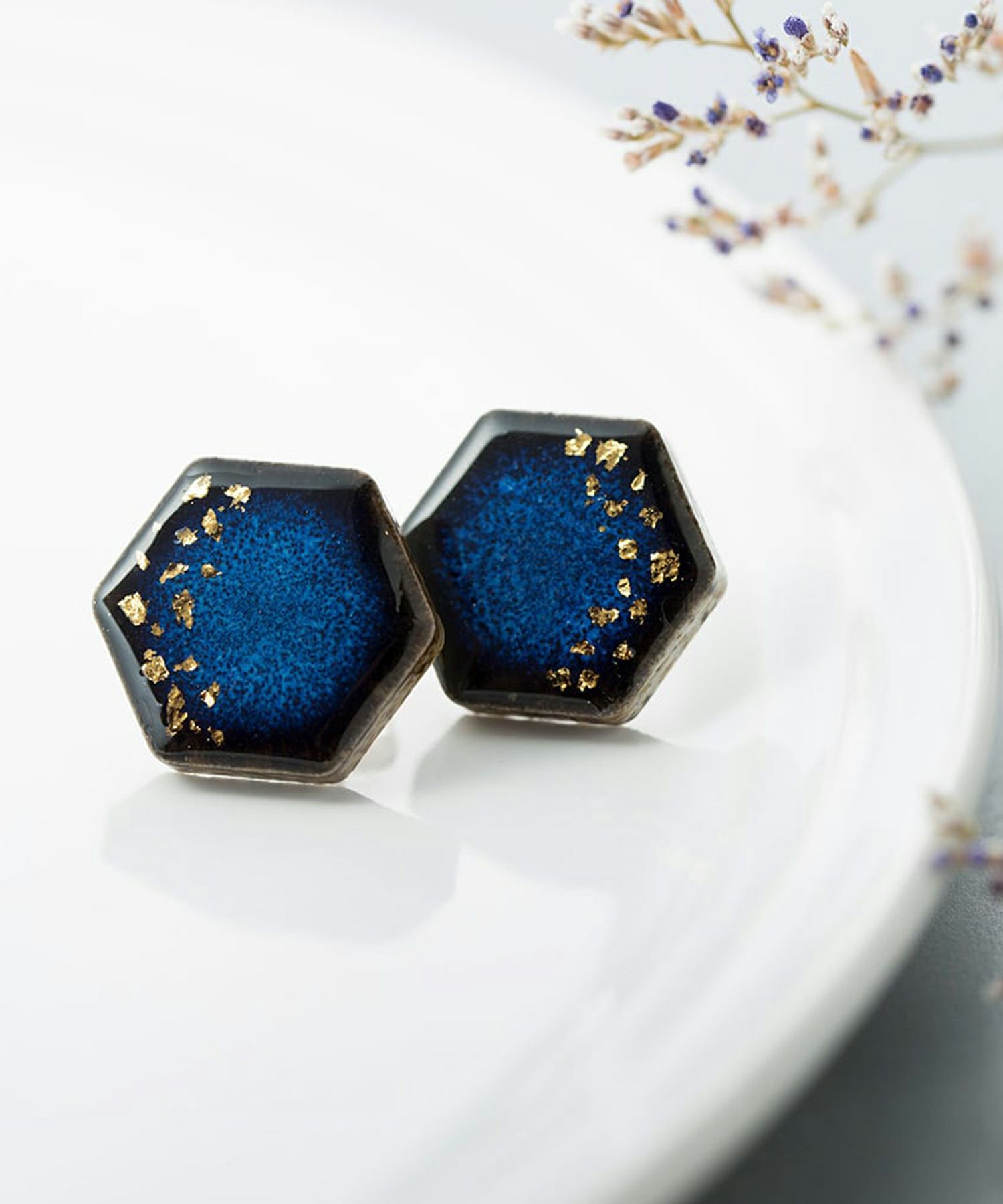 [予約商品]【メディア着用】藍色美濃焼六角形星屑イヤリング【MIKELO】