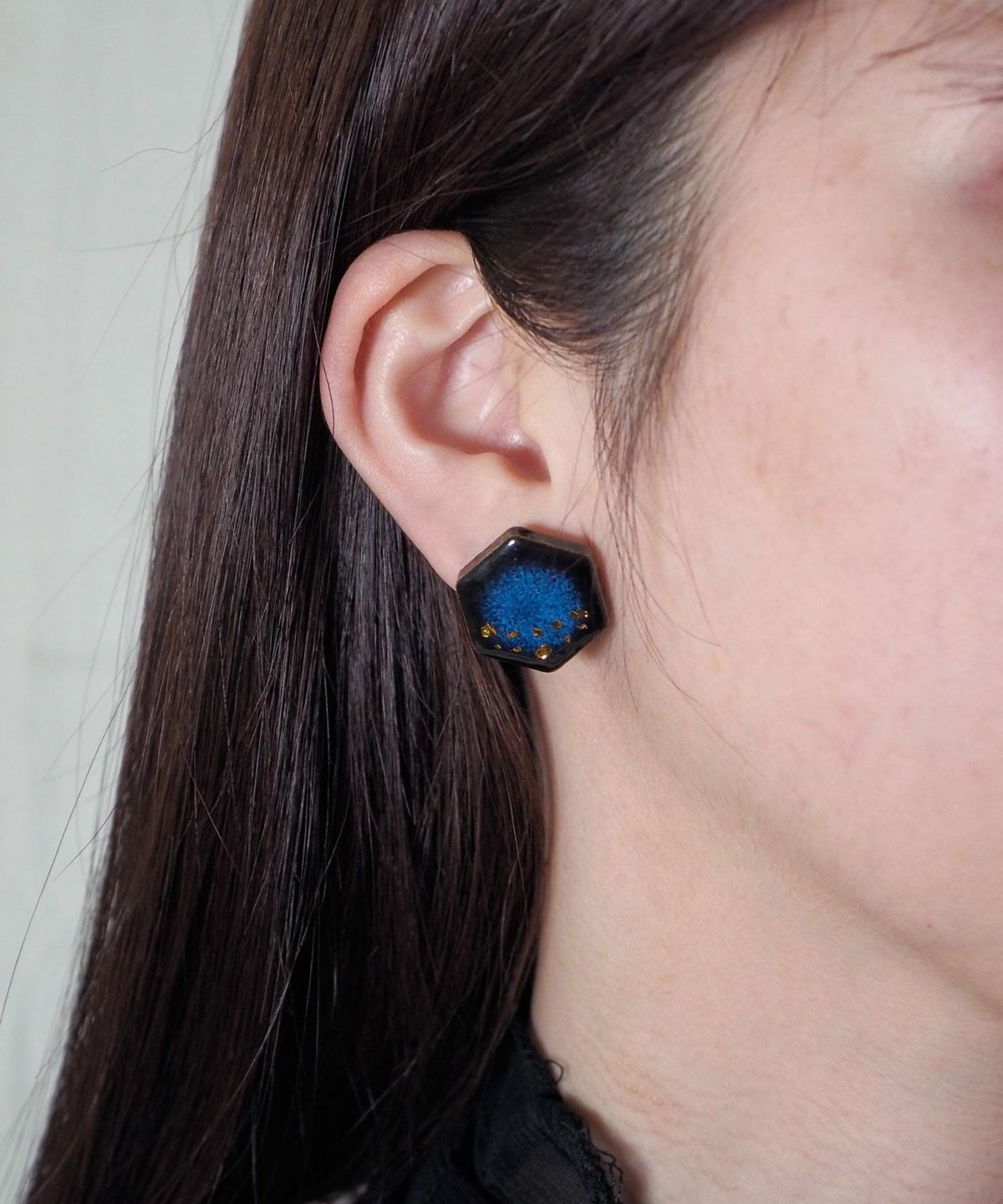 【予約販売】【メディア着用】藍色美濃焼六角形星屑イヤリング【MIKELO】