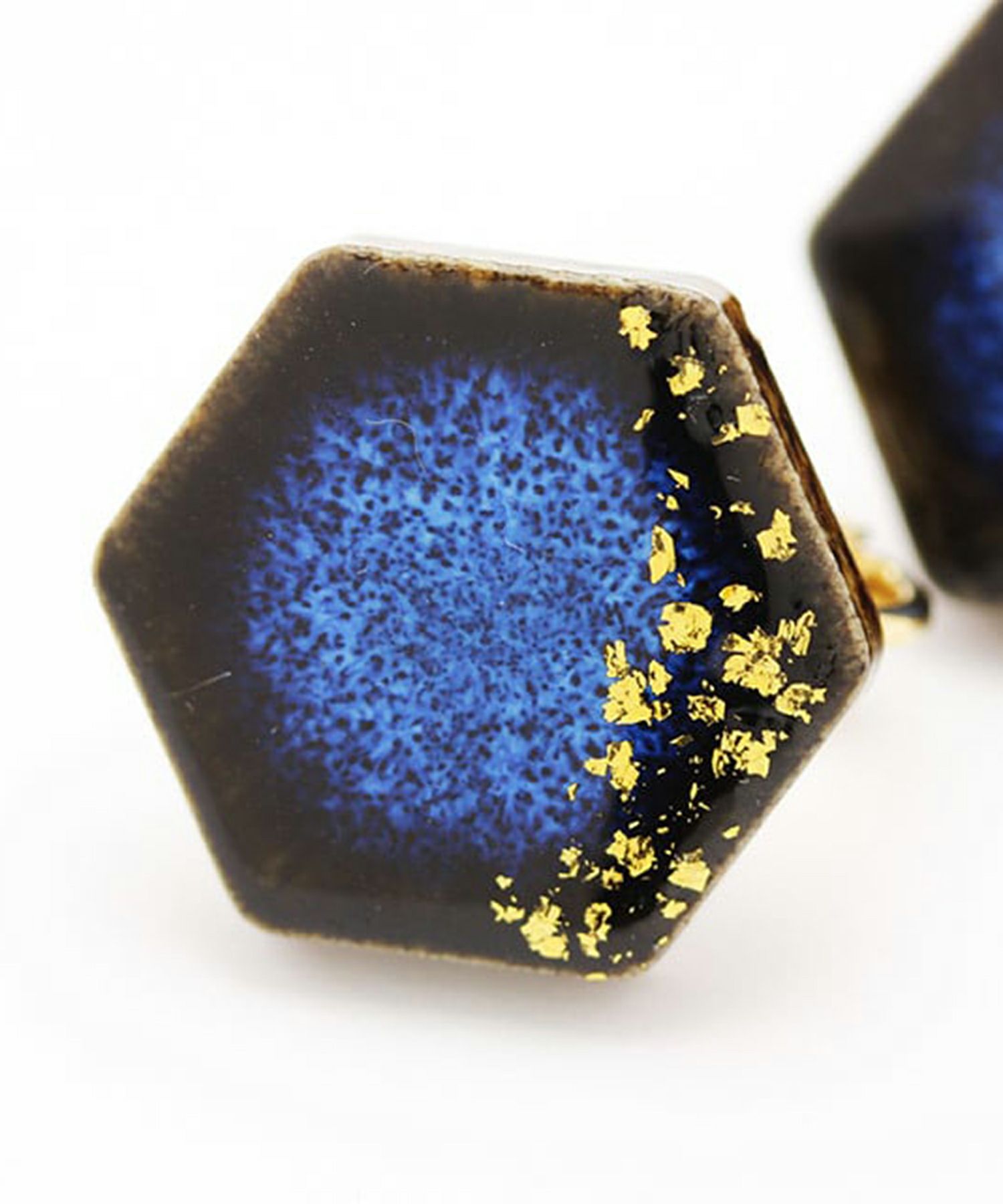 【メディア着用】藍色美濃焼六角形星屑チタンポストピアス【MIKELO】