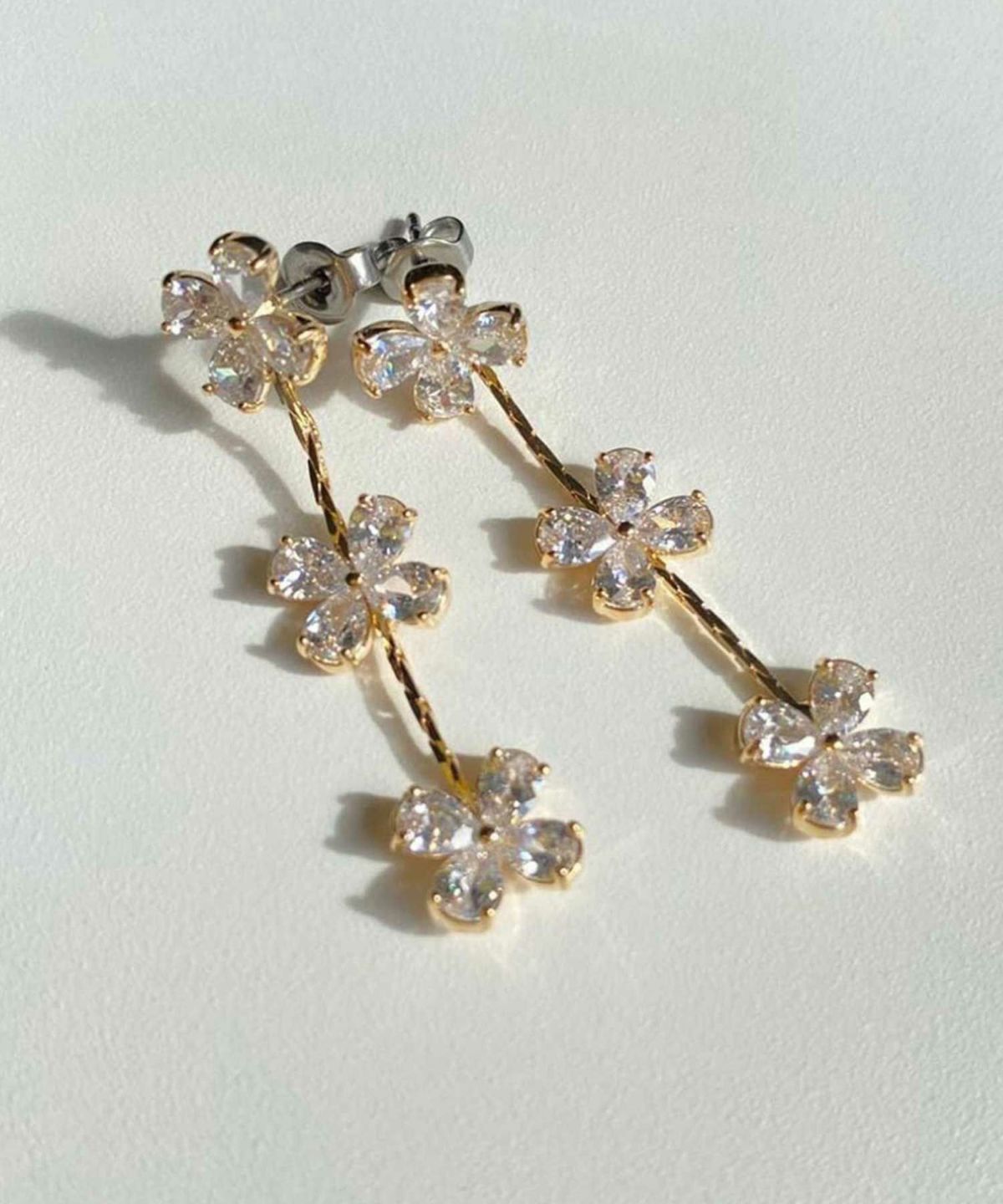 キュービックトリプルクローバーチタンポストピアス【Dahlia