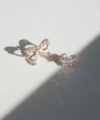 キュービックプチリボンチタンポストピアス【Dahlia】