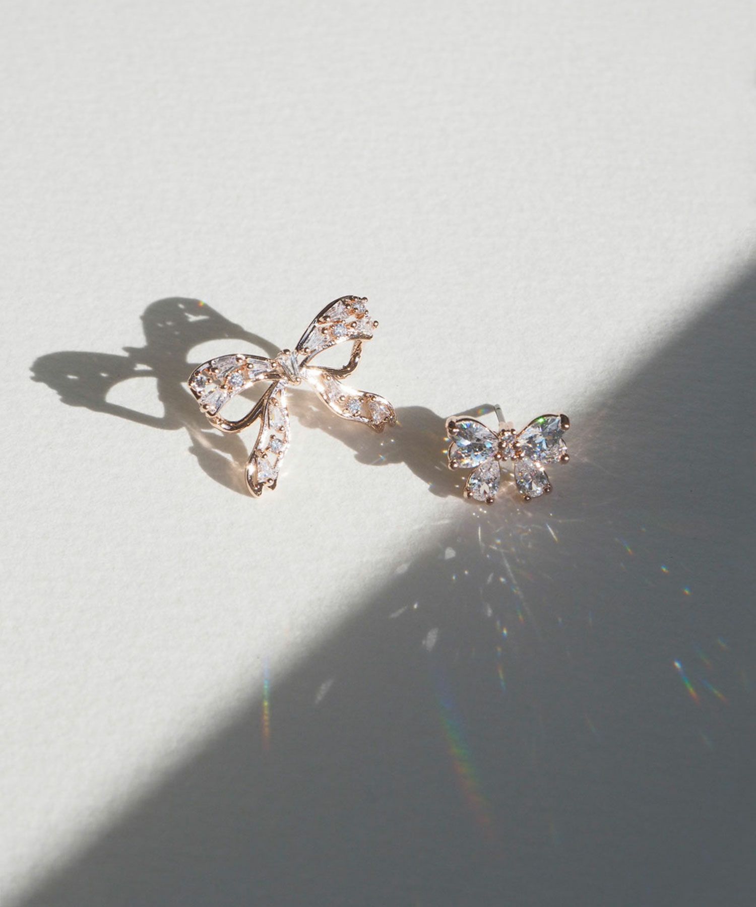 キュービックプチリボンチタンポストピアス【Dahlia】