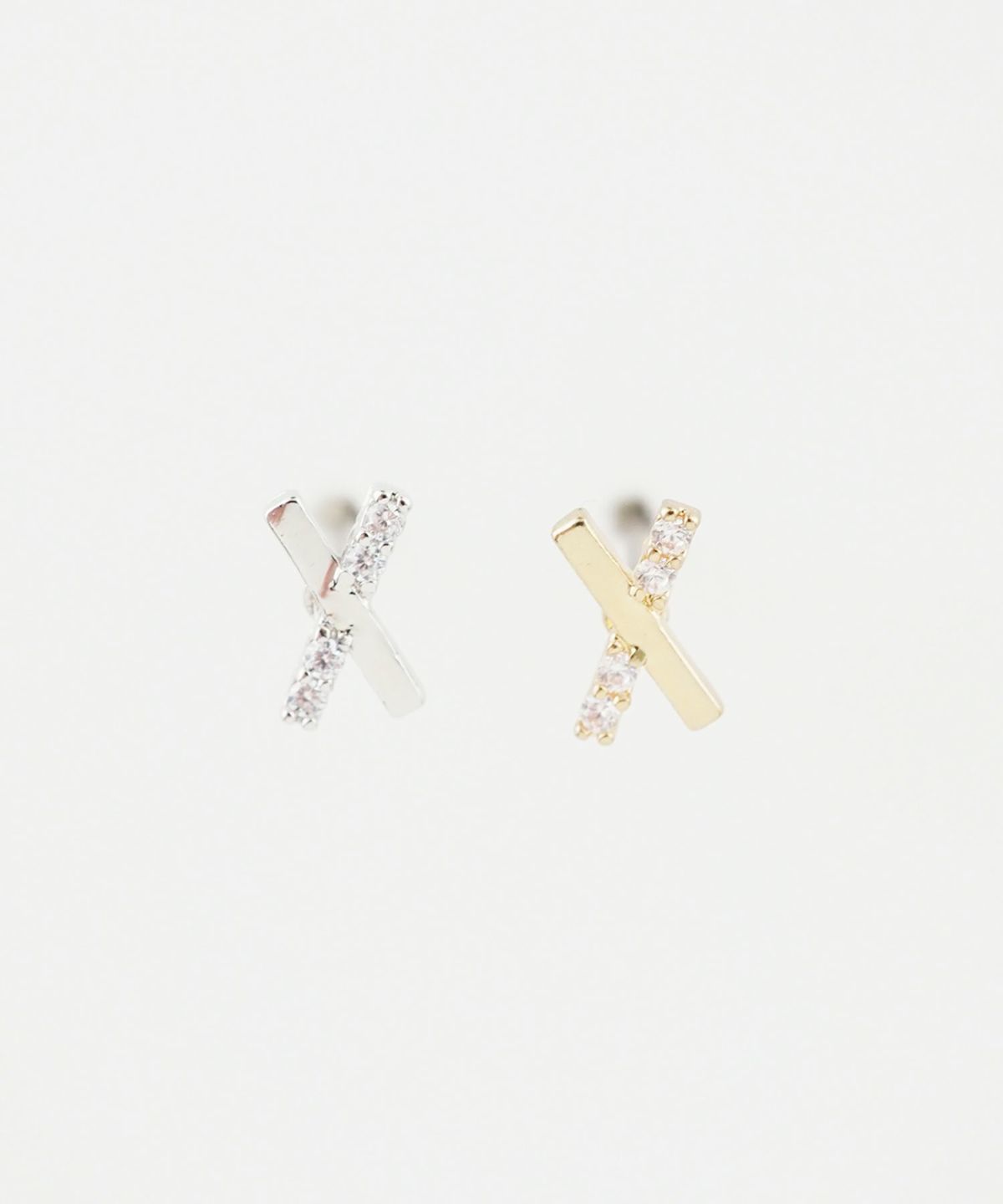 クロスバーハーフキュービックピュアチタンロングポストピアス