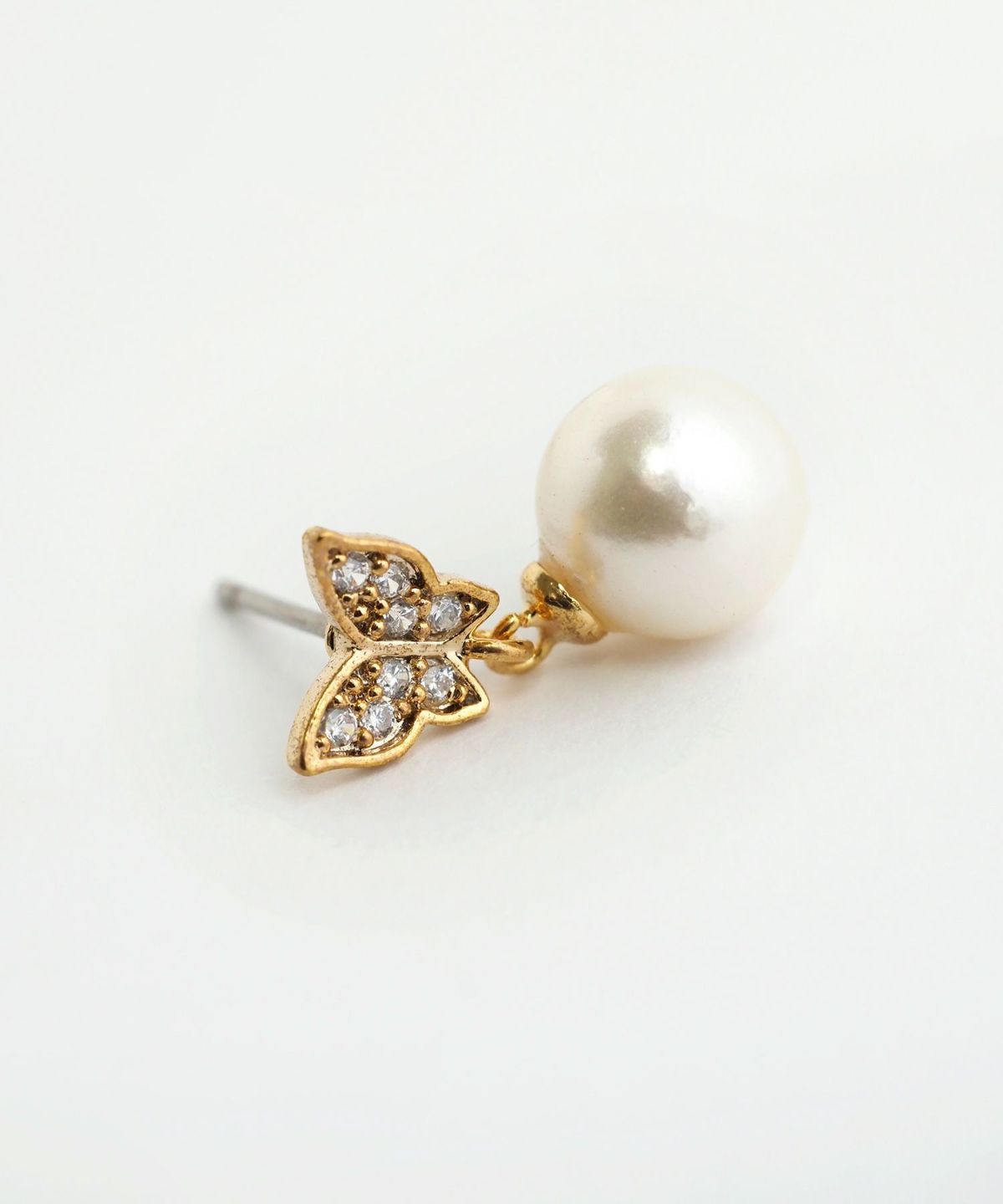 バタフライキュービックパールチタンポストピアス