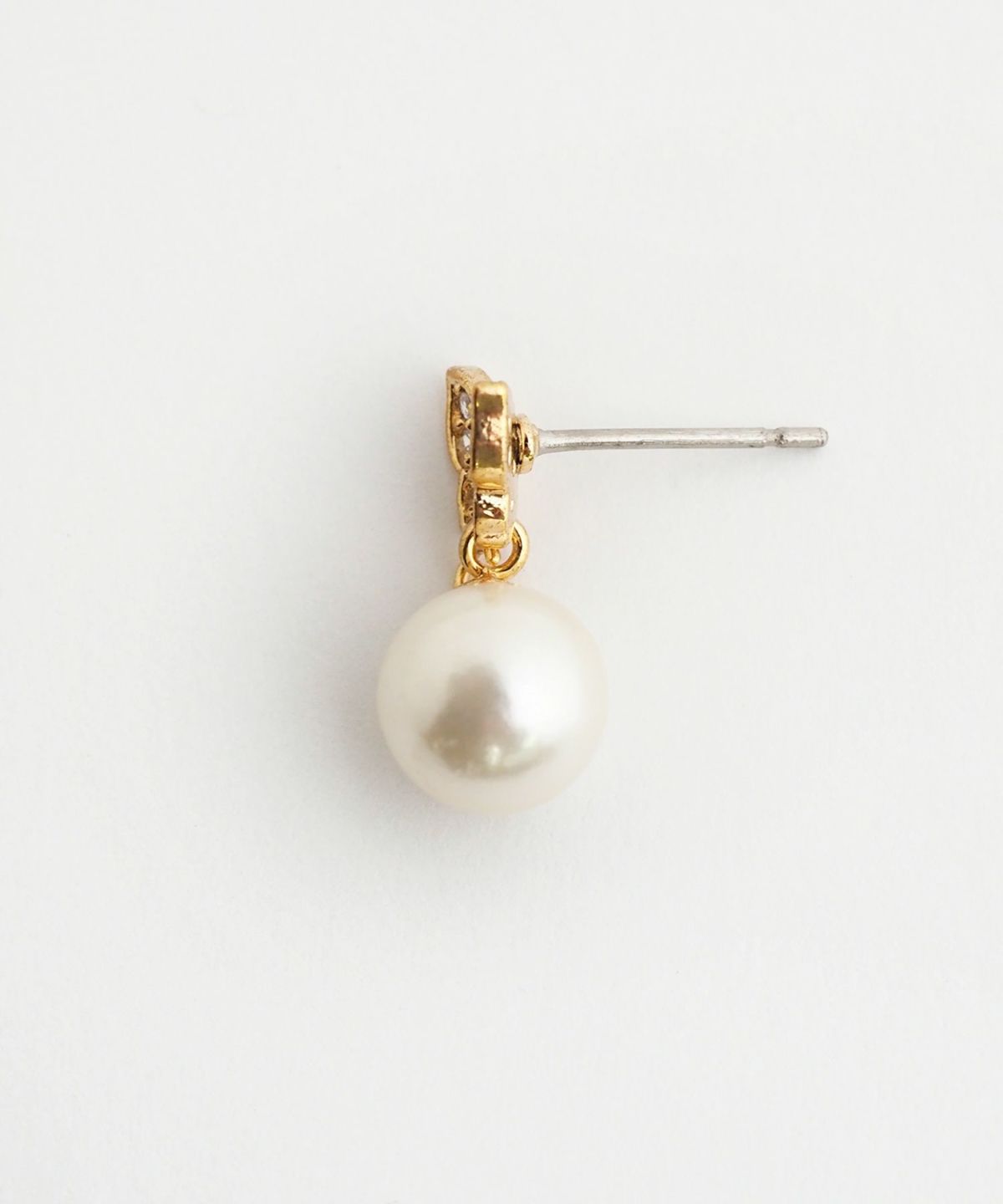 バタフライキュービックパールチタンポストピアス