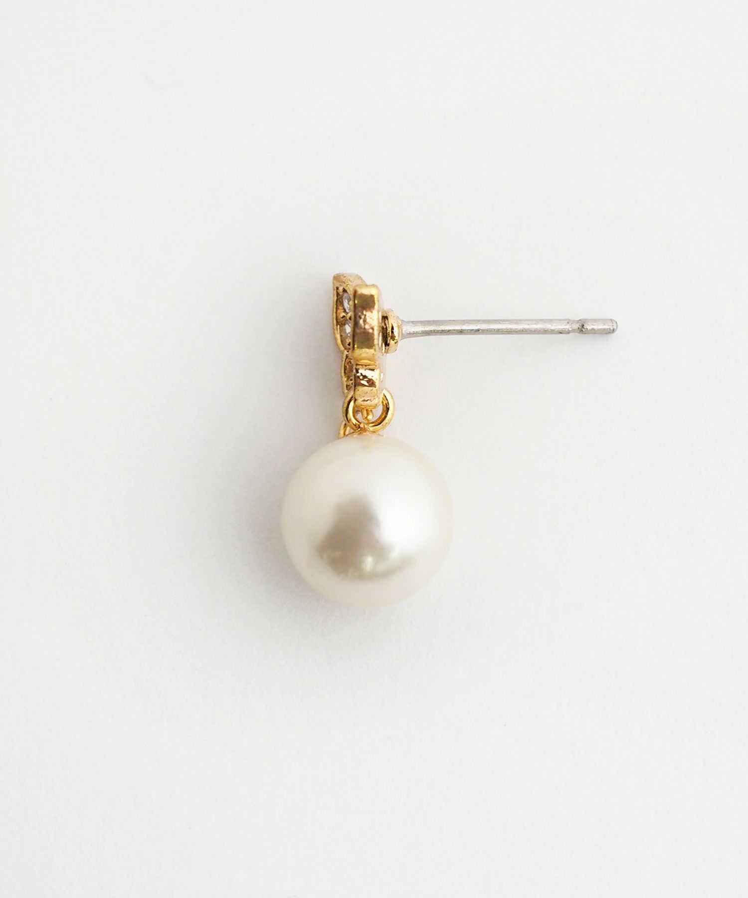 バタフライキュービックパールチタンポストピアス