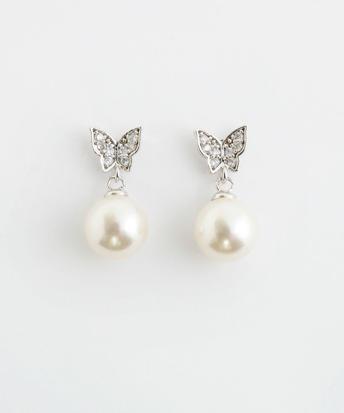 バタフライキュービックパールチタンポストピアス