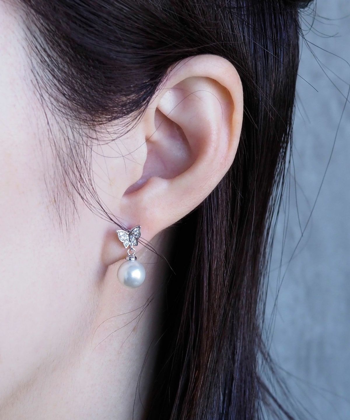 バタフライキュービックパールチタンポストピアス