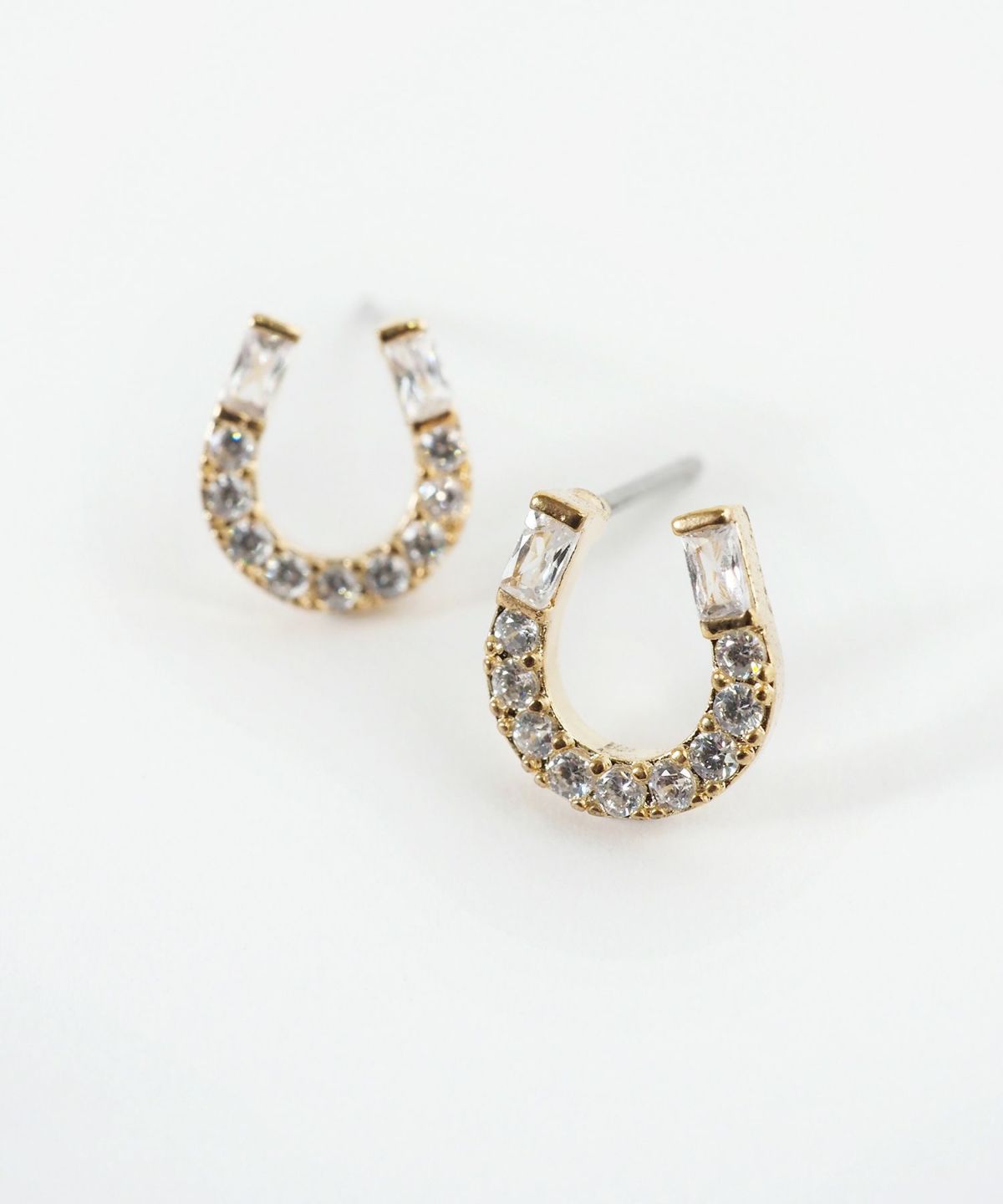 ホースシューキュービックチタンポストピアス