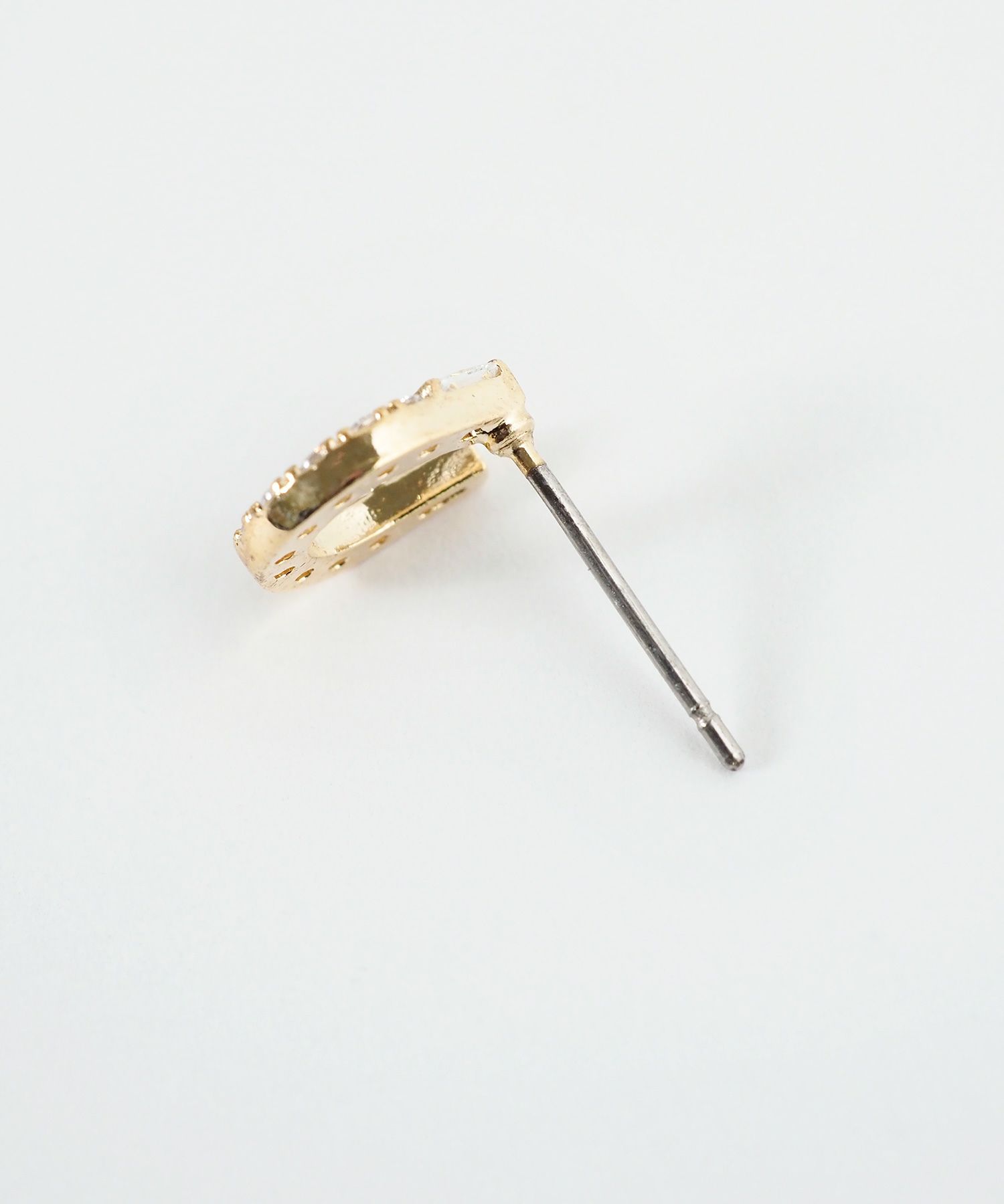 ホースシューキュービックチタンポストピアス