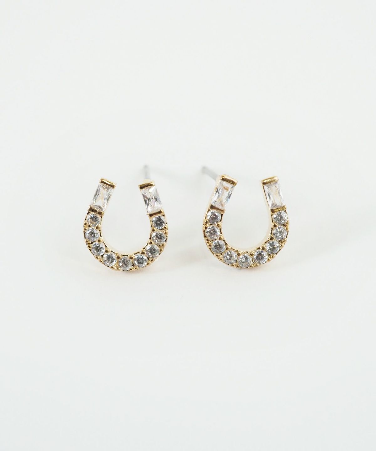 ホースシューキュービックチタンポストピアス