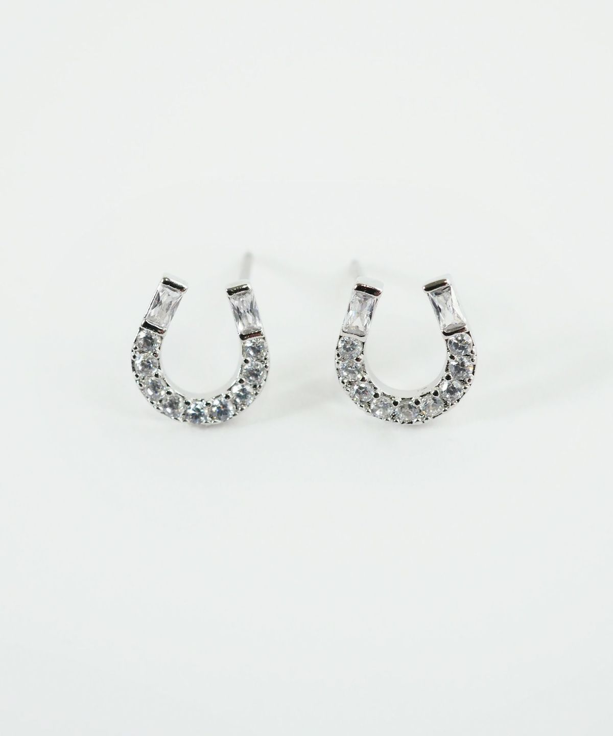 ホースシューキュービックチタンポストピアス