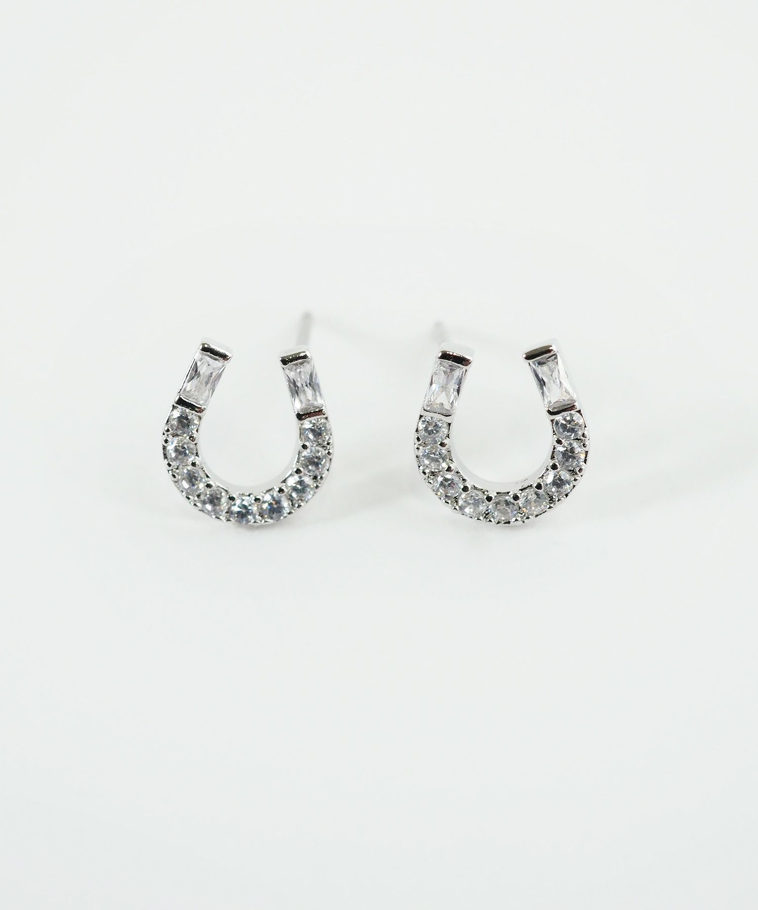 ホースシューキュービックチタンポストピアス