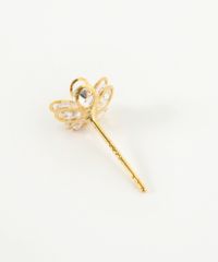フラワーキュービックチタンポストピアス