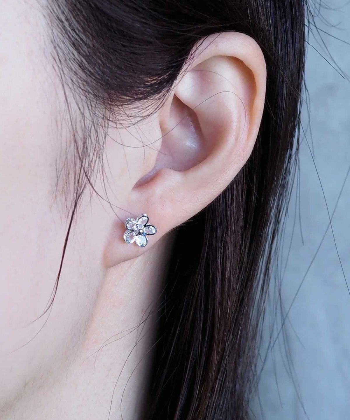 フラワーキュービックチタンポストピアス